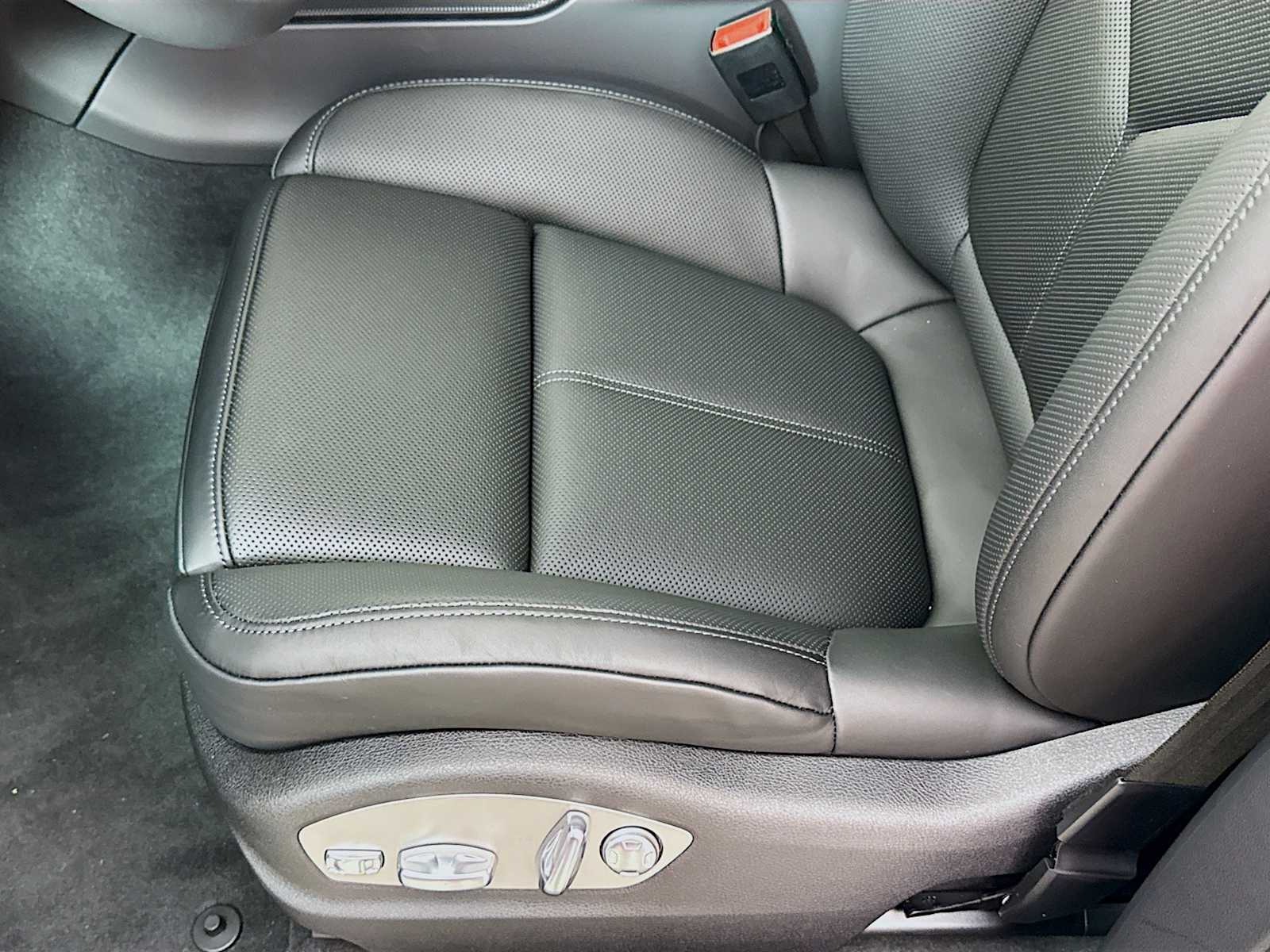 Thumbnail: 2026 Porsche Macan - 15