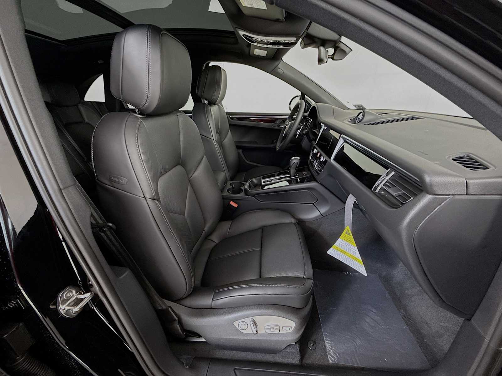 Thumbnail: 2026 Porsche Macan - 21