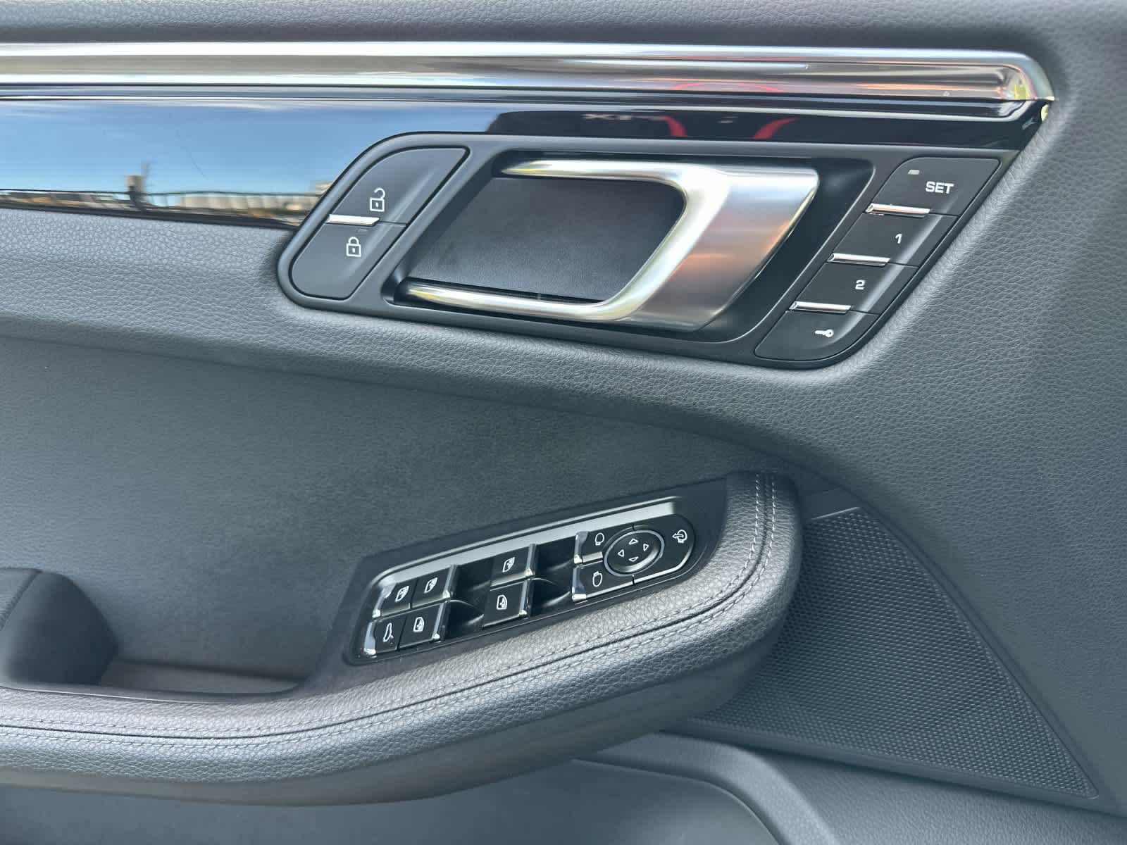 Thumbnail: 2025 Porsche Macan - 12