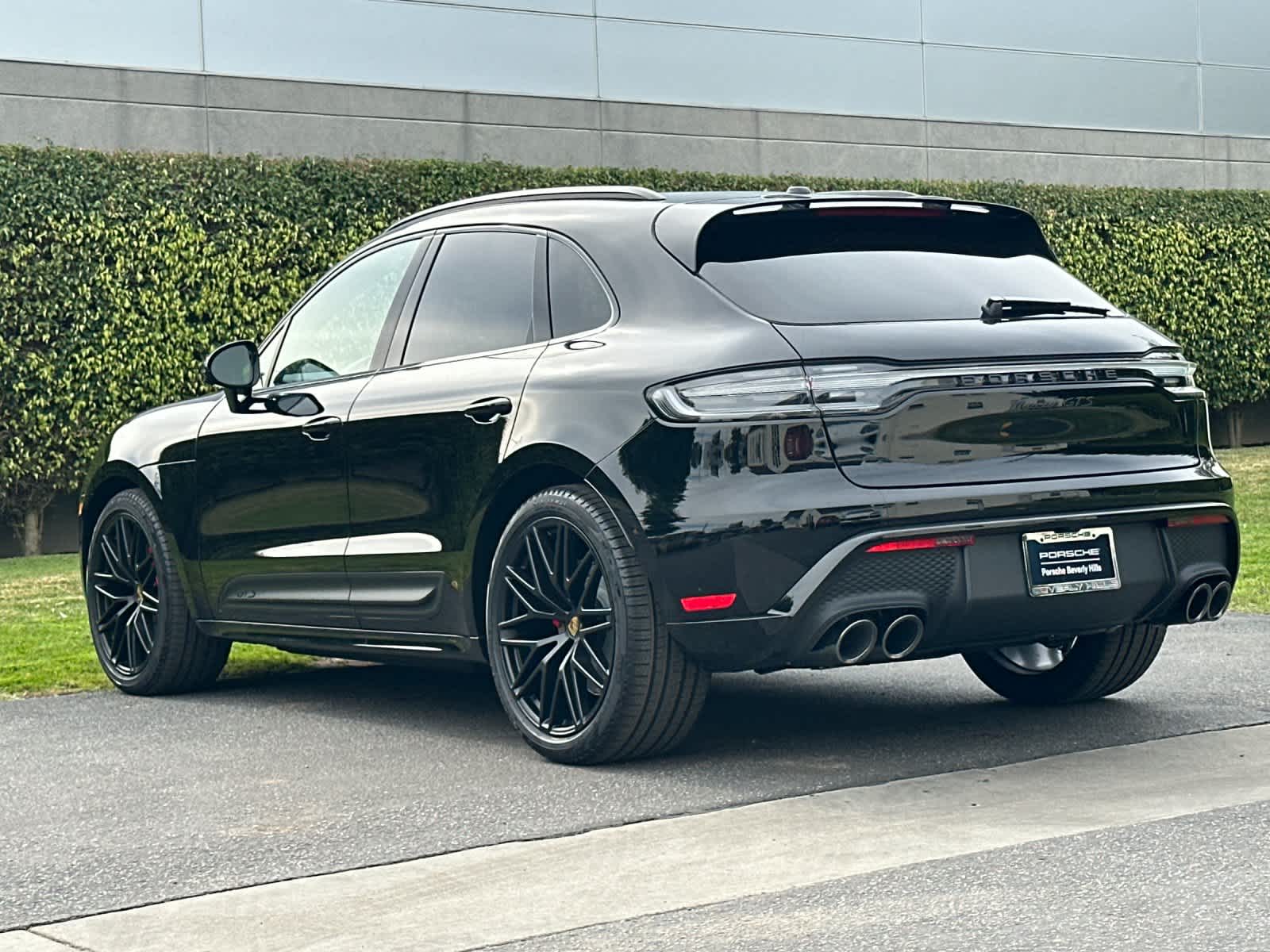 Thumbnail: 2026 Porsche Macan - 3