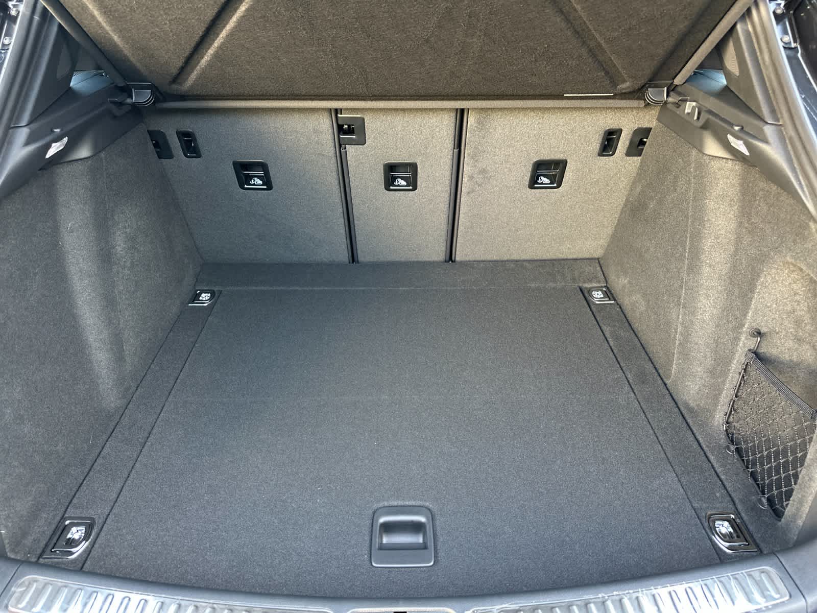 Thumbnail: 2026 Porsche Macan - 16