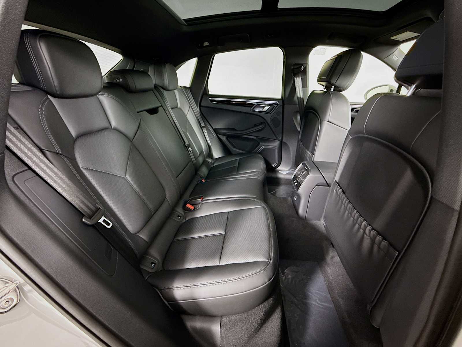 Thumbnail: 2026 Porsche Macan - 20