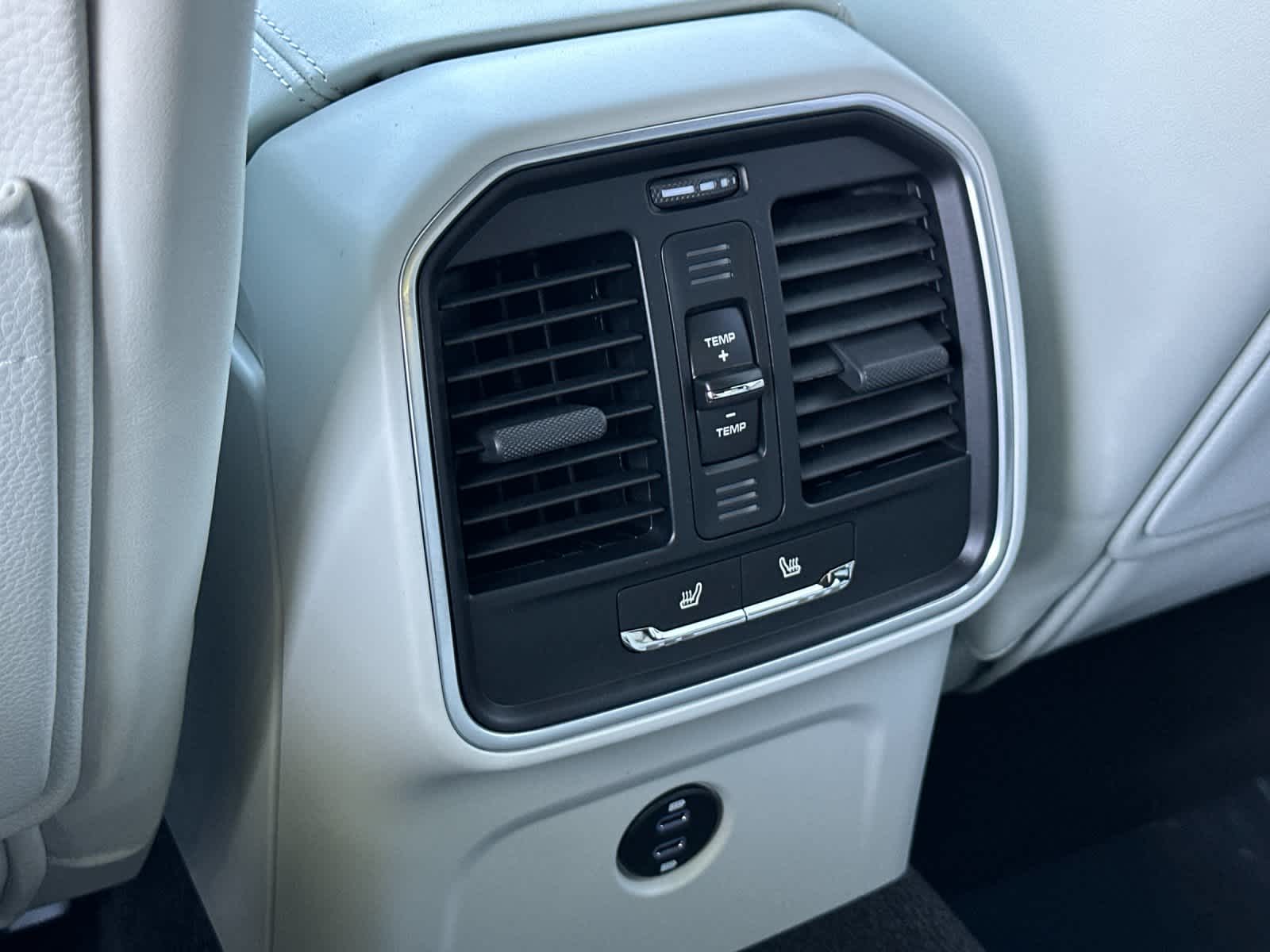Thumbnail: 2026 Porsche Macan - 14