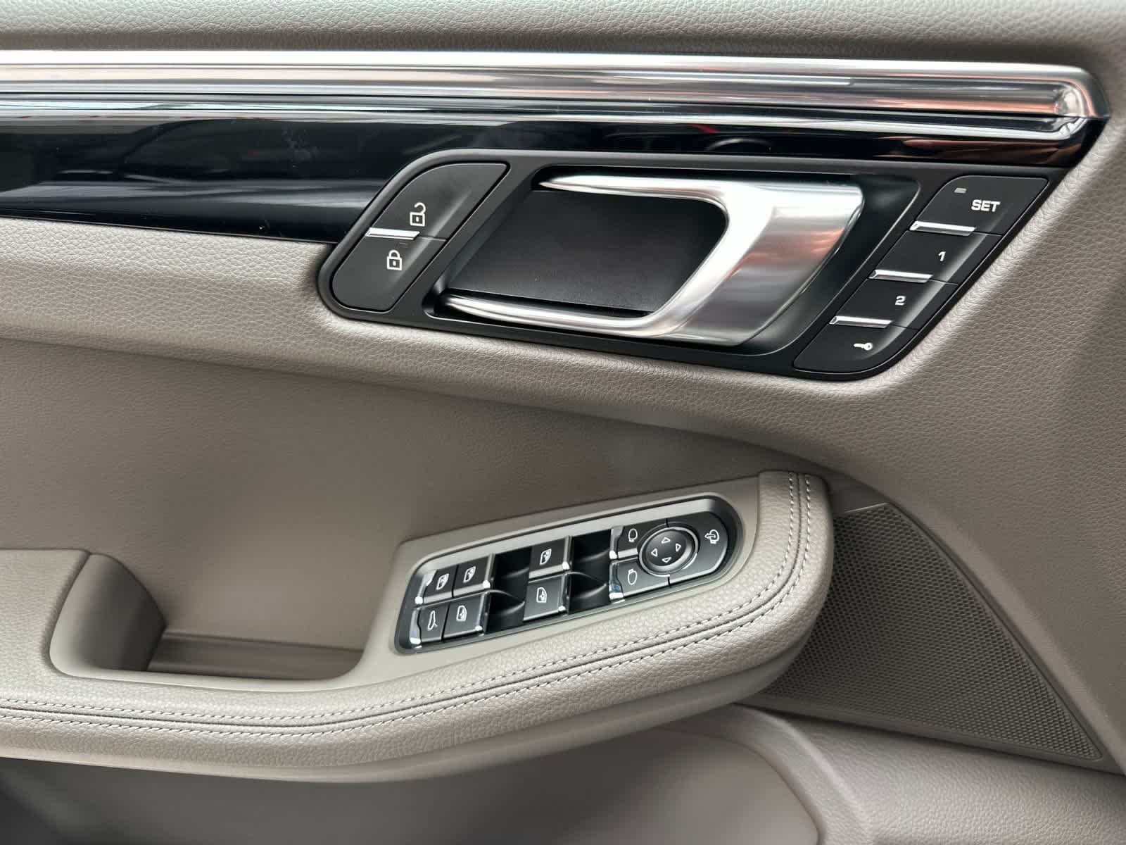 Thumbnail: 2026 Porsche Macan - 12