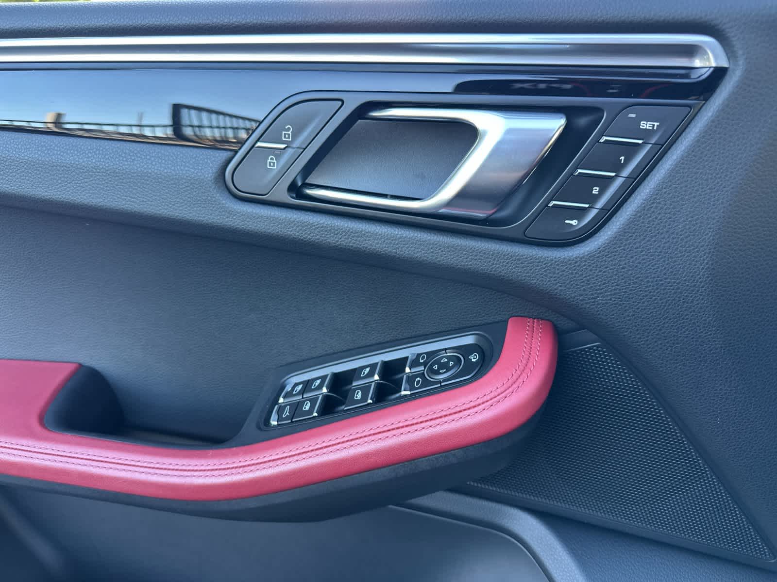 Thumbnail: 2025 Porsche Macan - 12