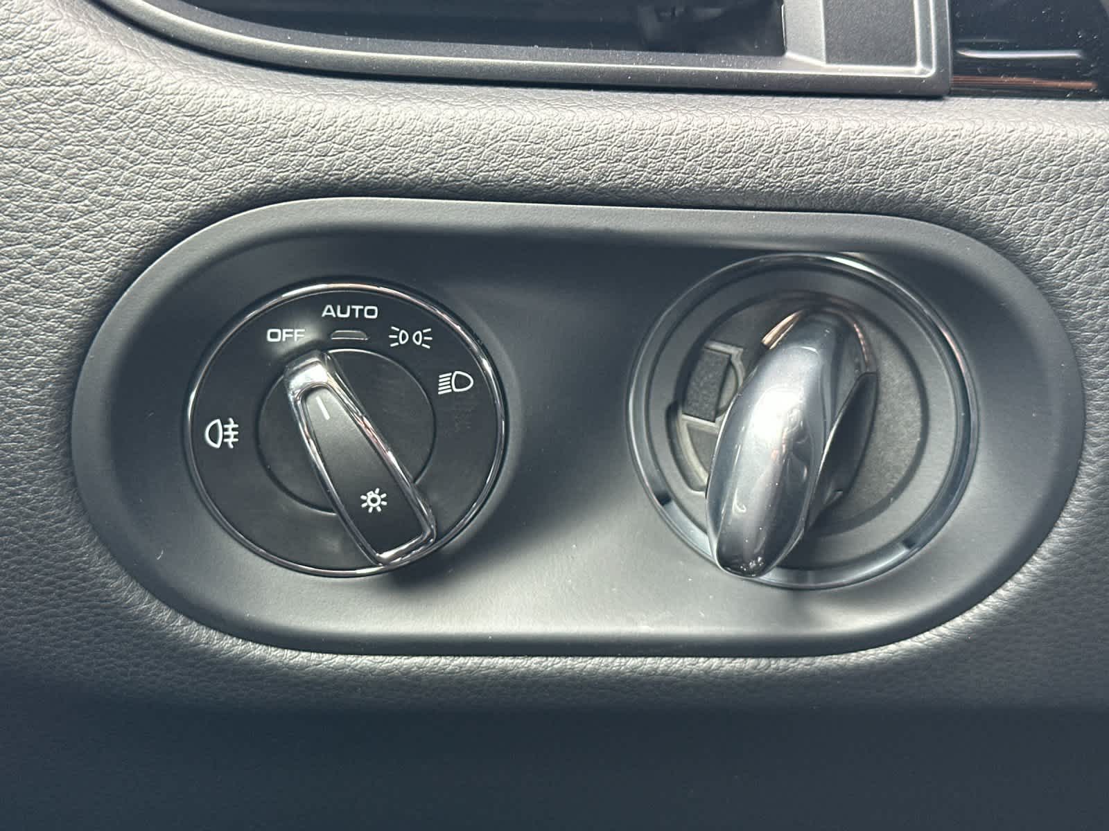 Thumbnail: 2026 Porsche Macan - 30