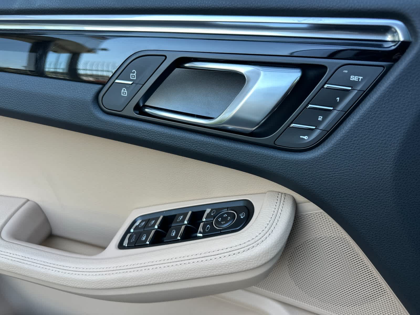 Thumbnail: 2026 Porsche Macan - 12