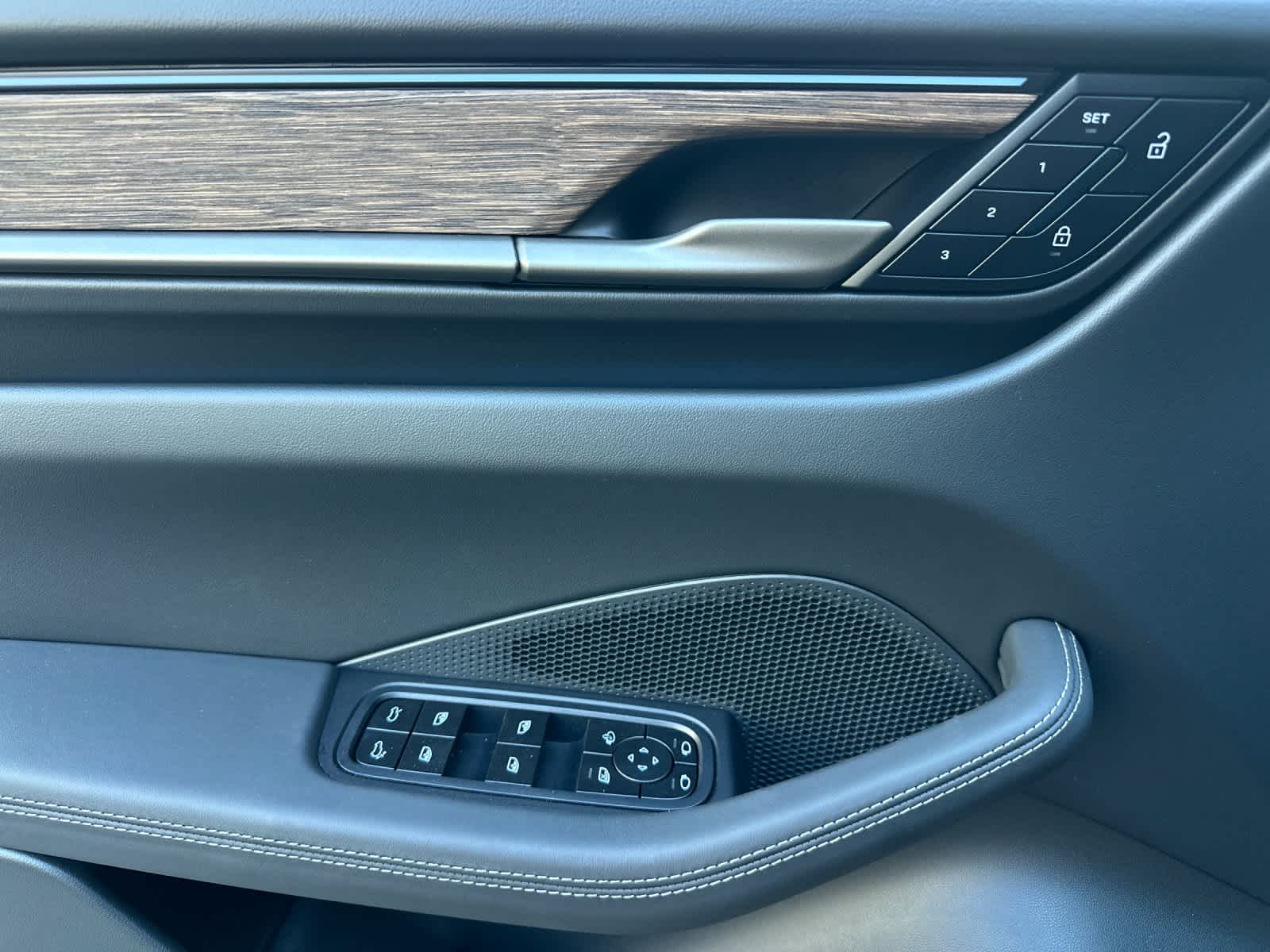 Thumbnail: 2025 Porsche Macan - 12