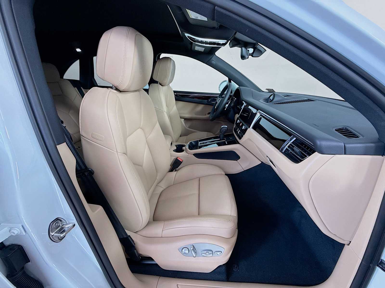 Thumbnail: 2026 Porsche Macan - 21