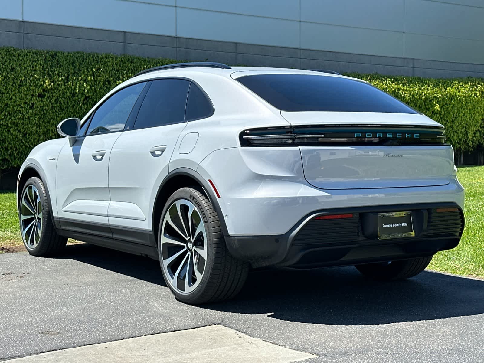 Thumbnail: 2026 Porsche Macan - 3
