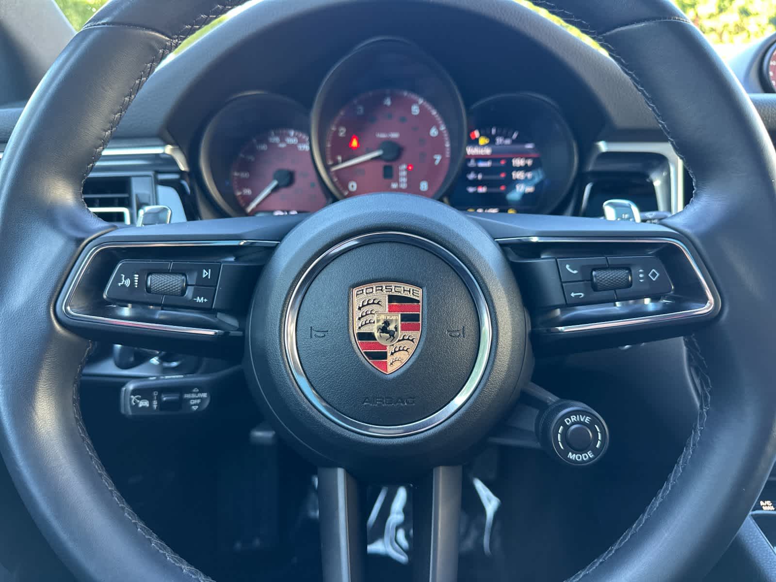 Thumbnail: 2023 Porsche Macan - 25