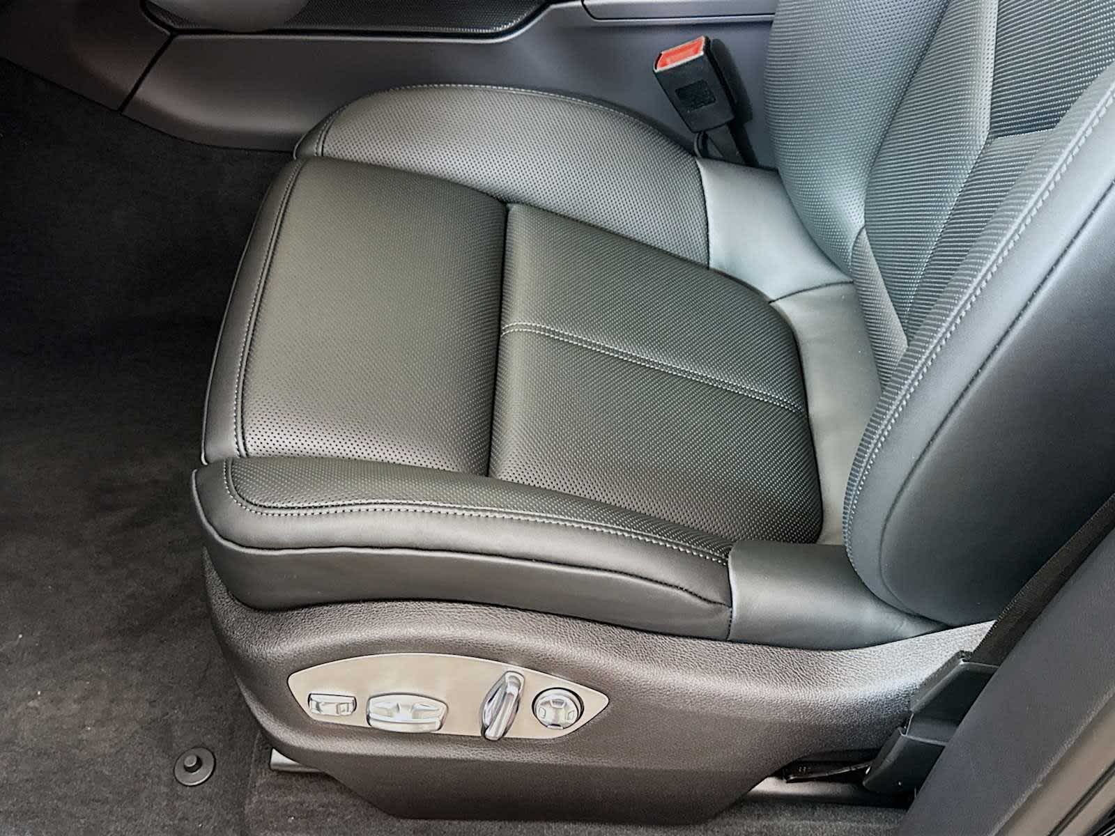 Thumbnail: 2026 Porsche Macan - 15