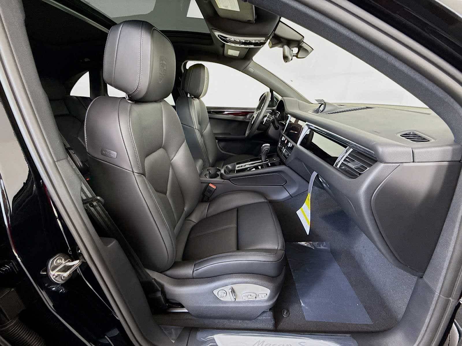 Thumbnail: 2025 Porsche Macan - 21