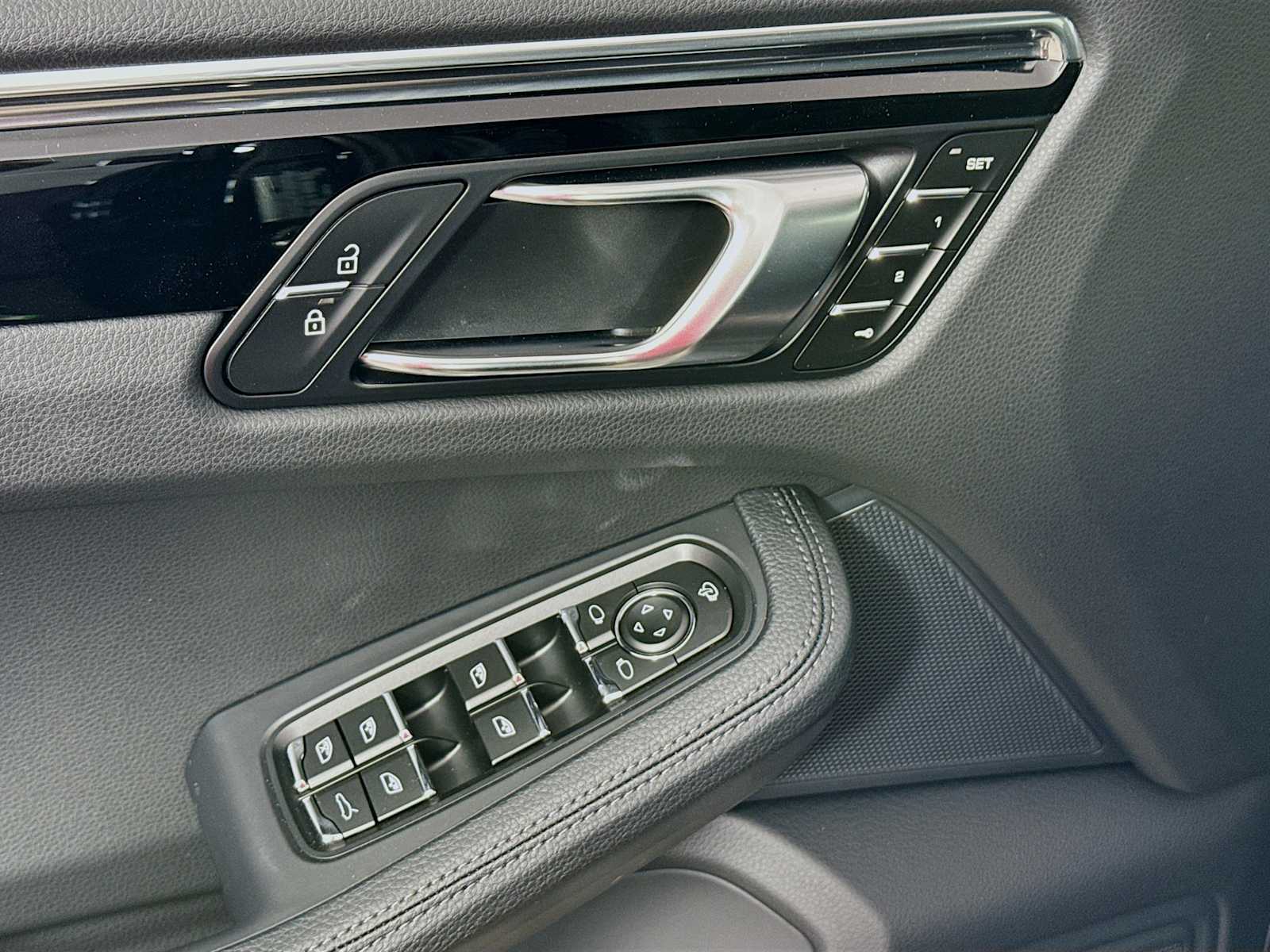 Thumbnail: 2025 Porsche Macan - 14