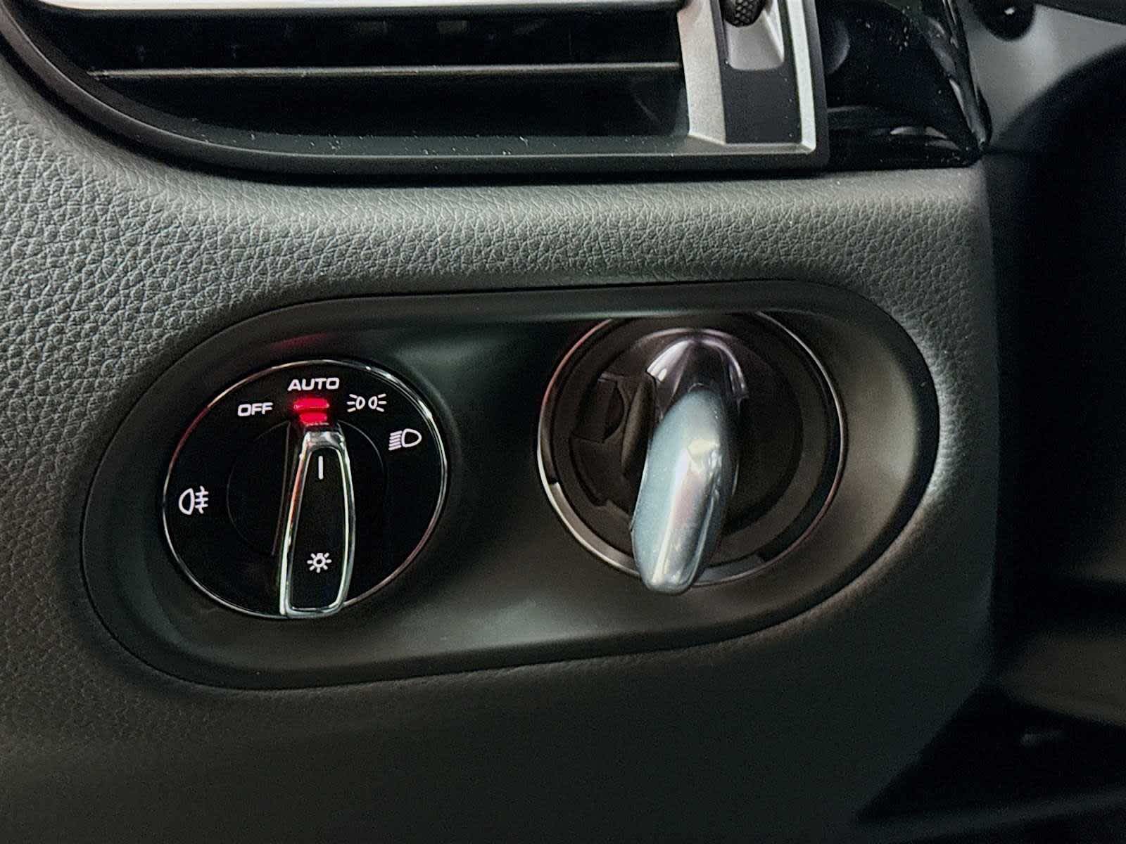 Thumbnail: 2025 Porsche Macan - 11