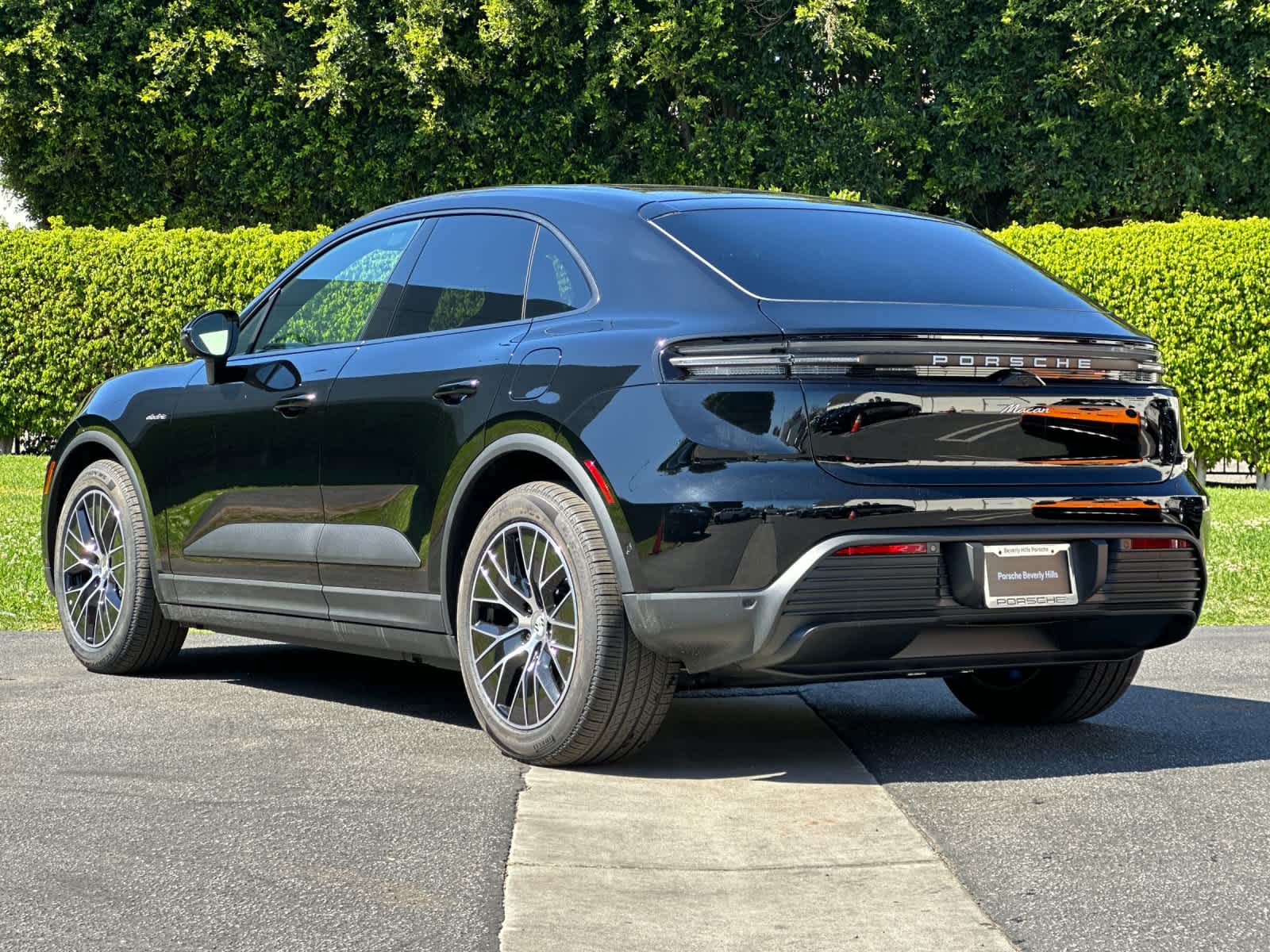 Thumbnail: 2026 Porsche Macan - 3