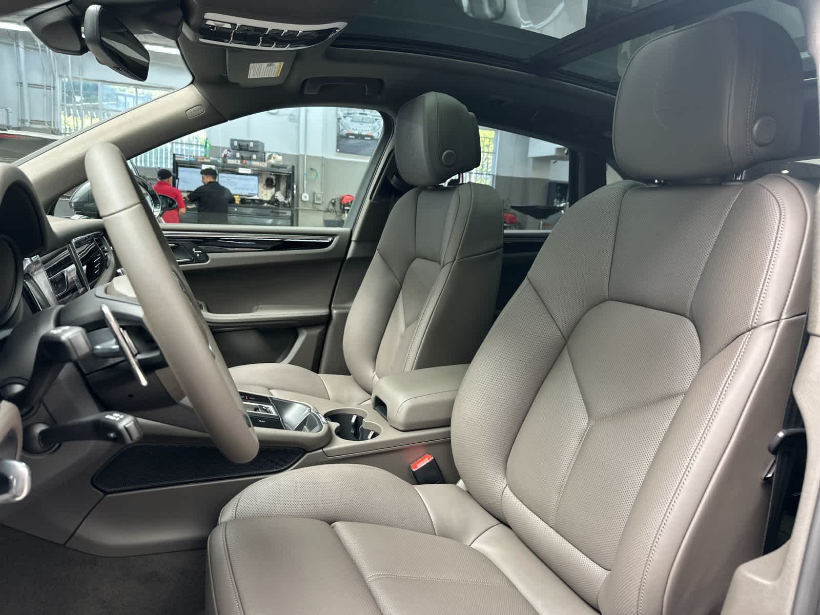 Thumbnail: 2026 Porsche Macan - 5