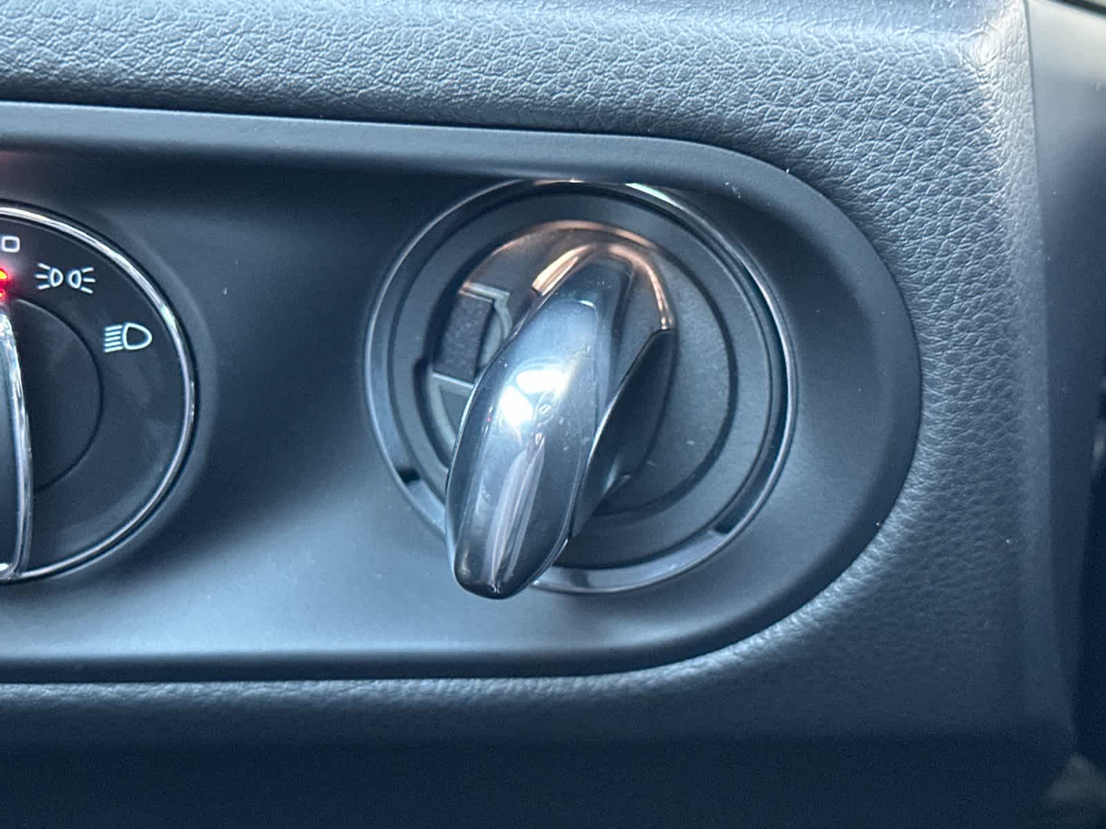 Thumbnail: 2026 Porsche Macan - 25