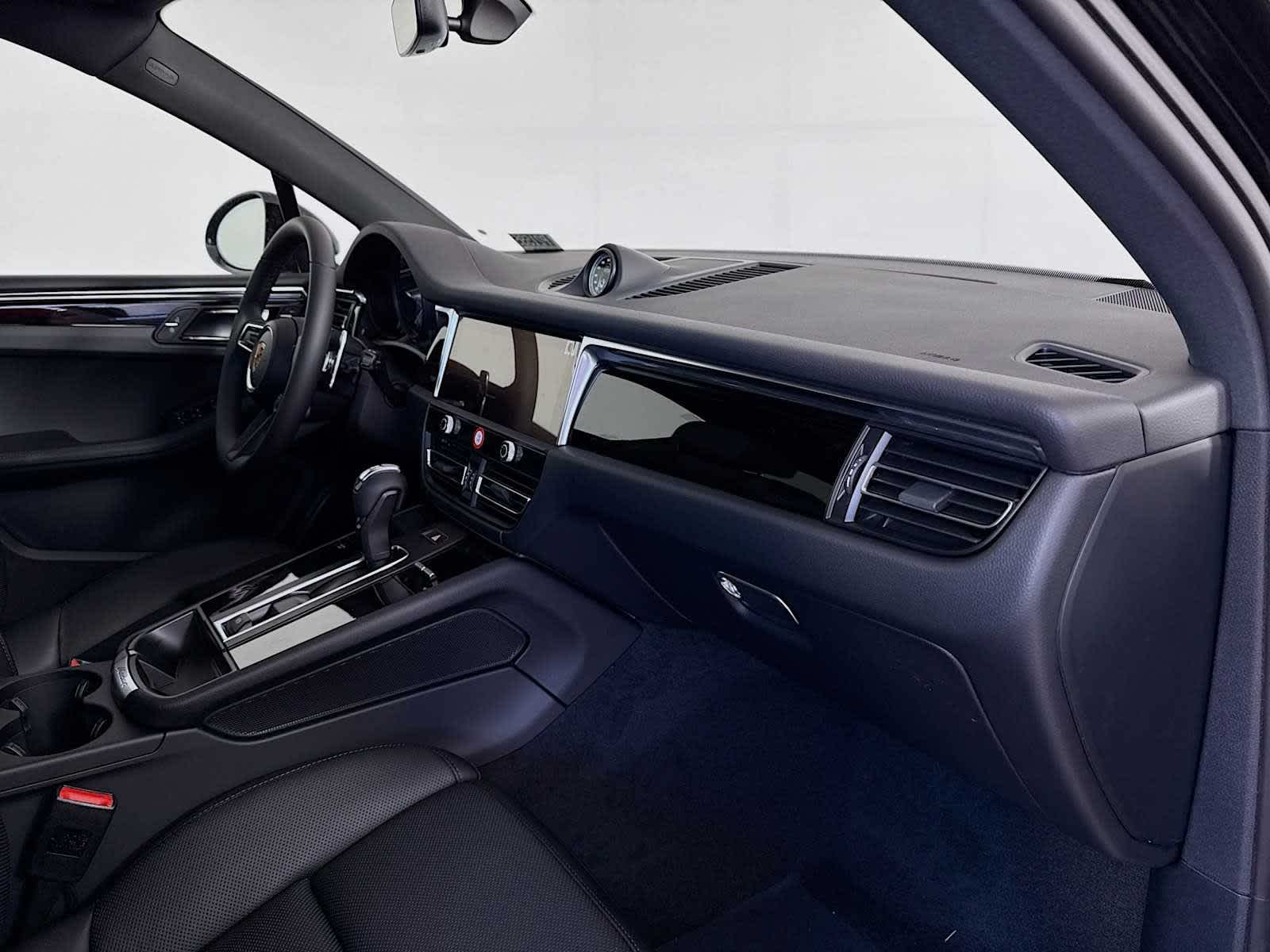 Thumbnail: 2026 Porsche Macan - 22