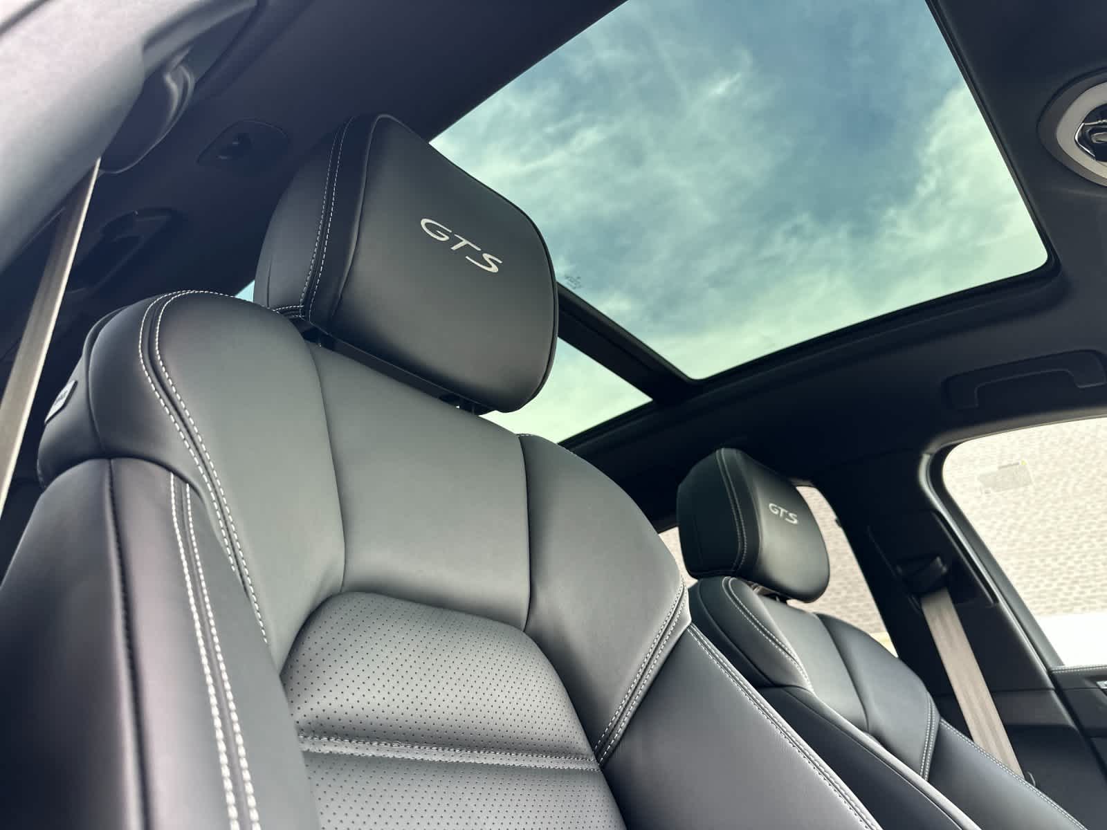 Thumbnail: 2026 Porsche Macan - 18