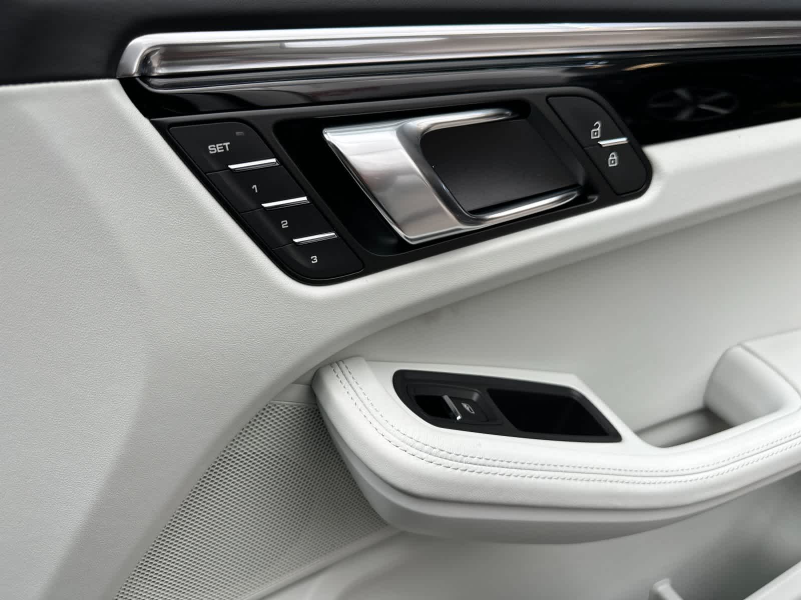 Thumbnail: 2026 Porsche Macan - 19