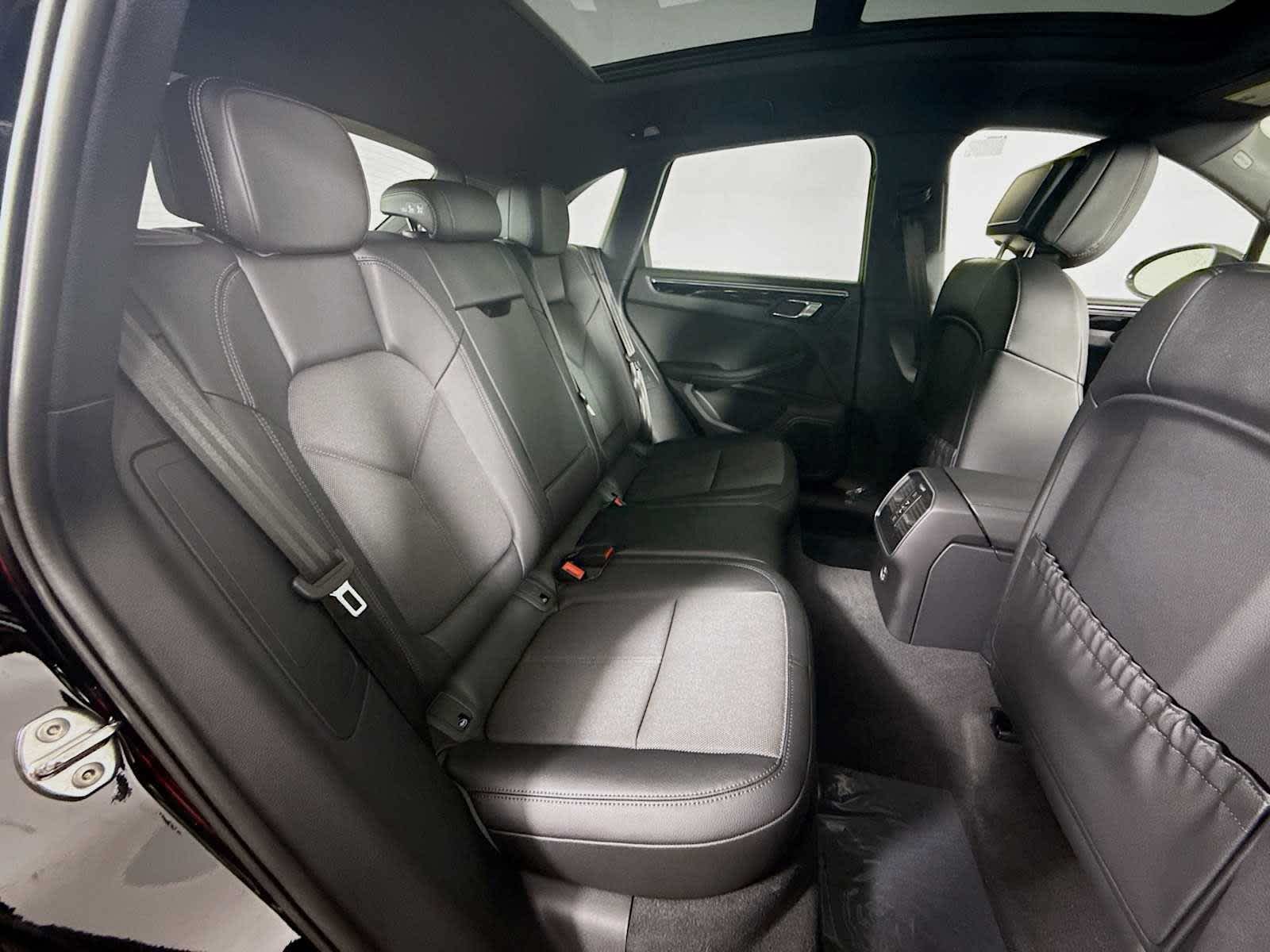 Thumbnail: 2026 Porsche Macan - 20