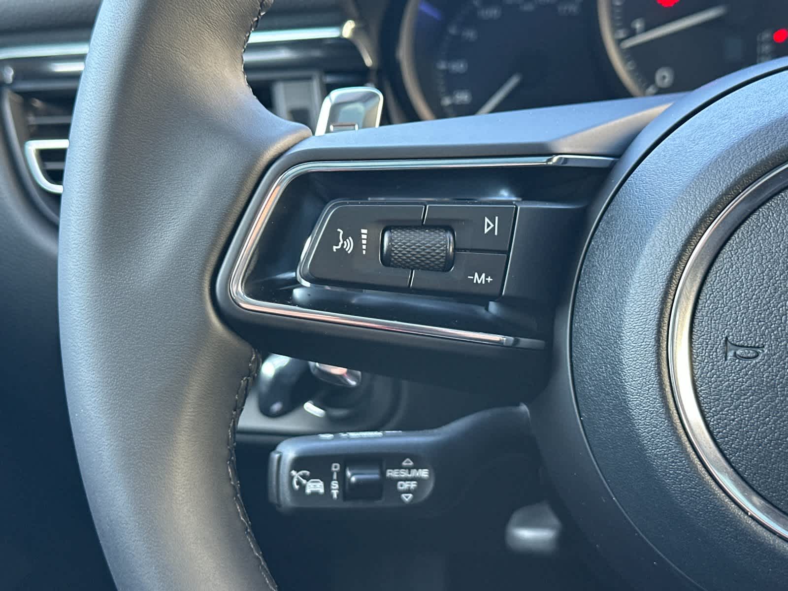 Thumbnail: 2026 Porsche Macan - 27