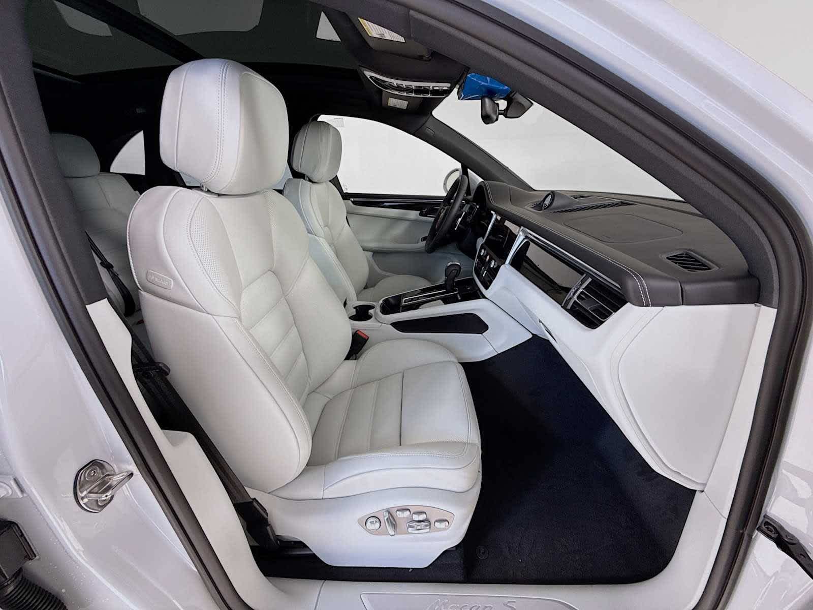 Thumbnail: 2026 Porsche Macan - 21