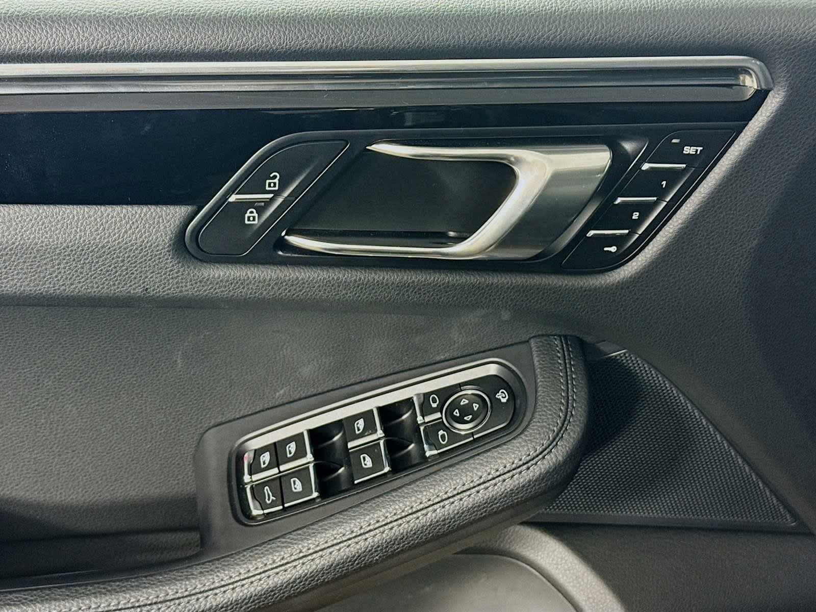 Thumbnail: 2025 Porsche Macan - 15