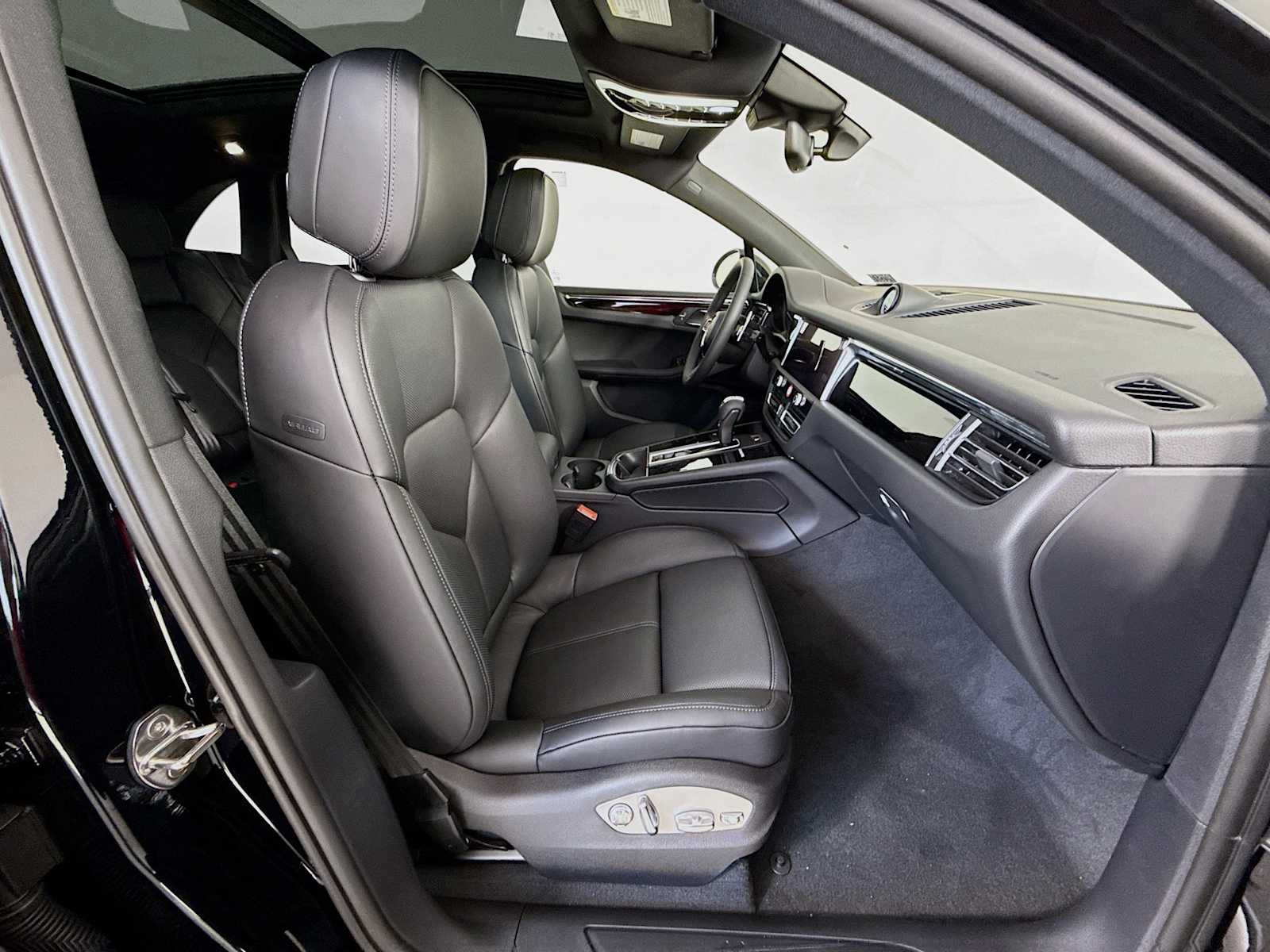 Thumbnail: 2026 Porsche Macan - 21