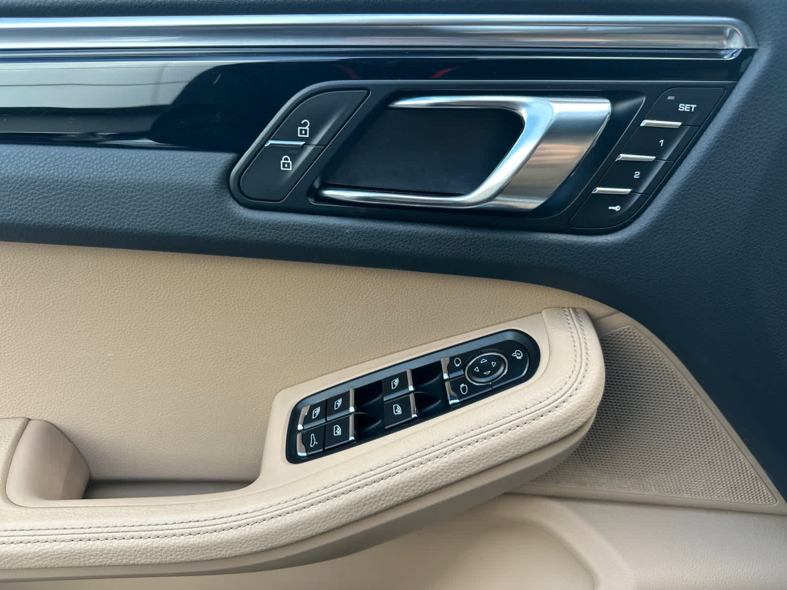 Thumbnail: 2025 Porsche Macan - 12