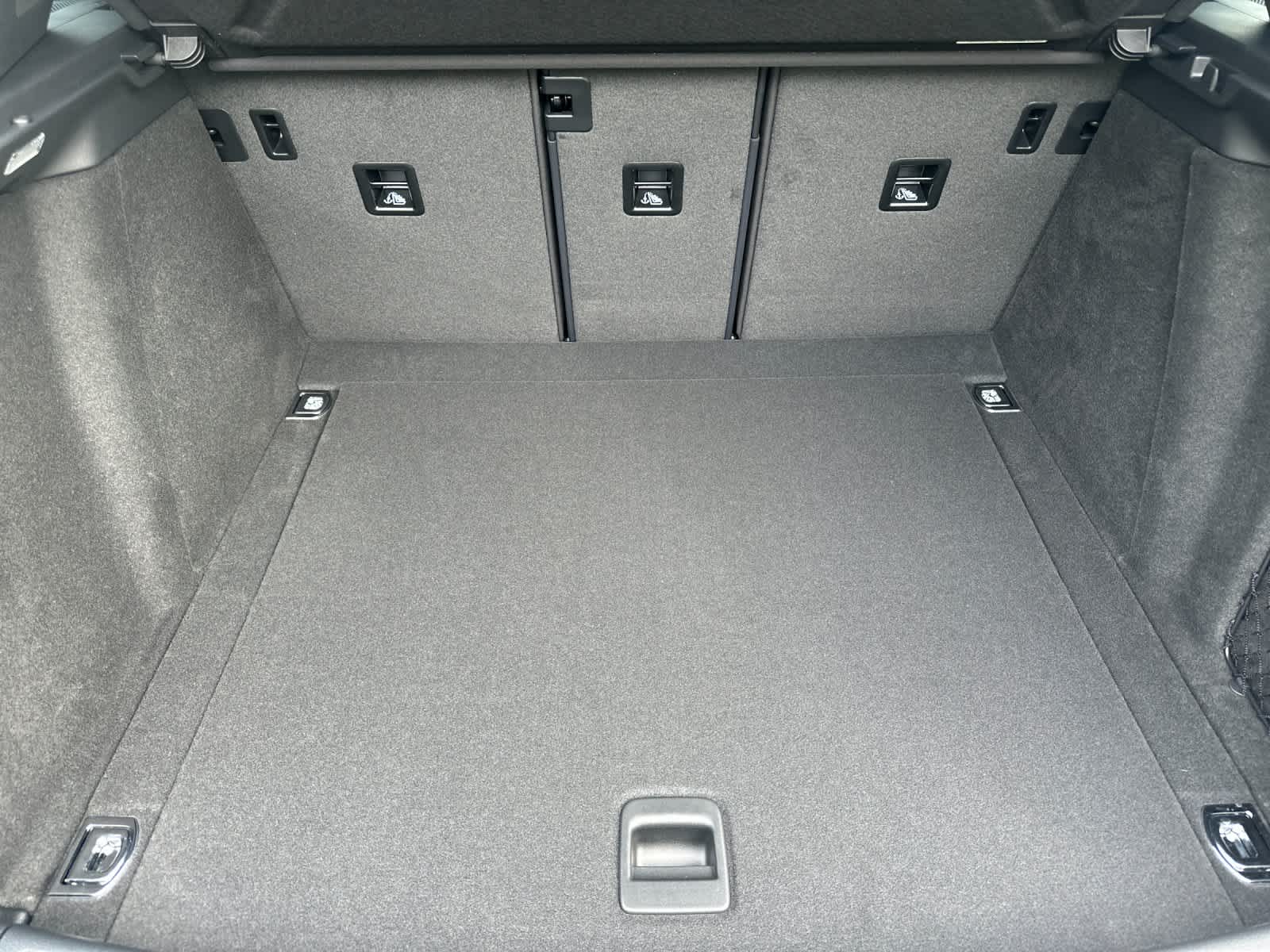 Thumbnail: 2026 Porsche Macan - 16