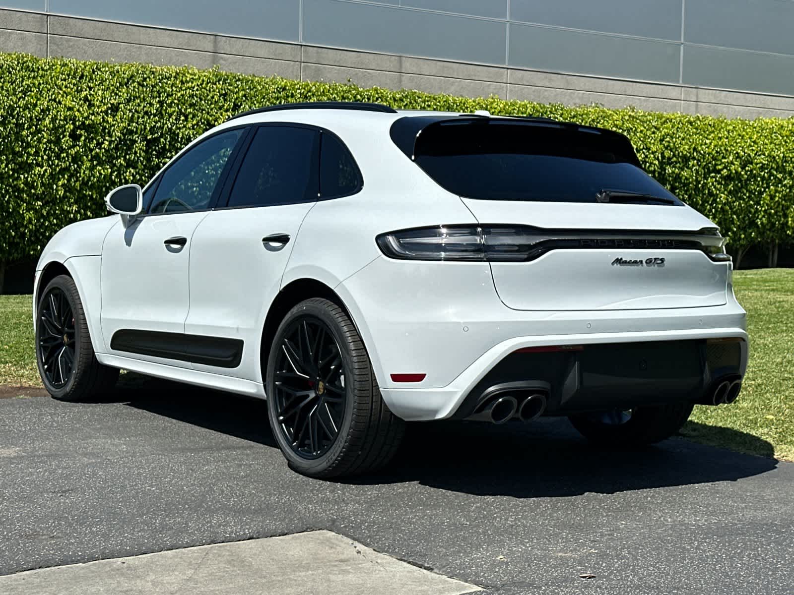 Thumbnail: 2026 Porsche Macan - 3