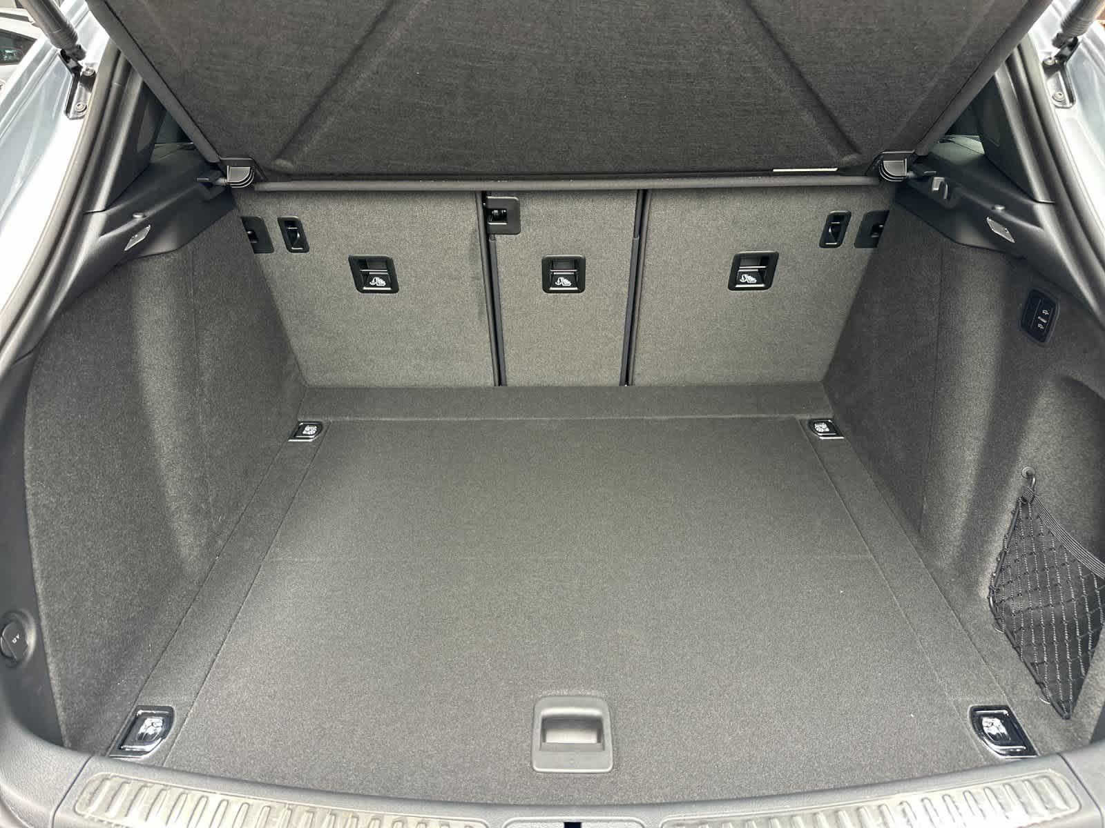 Thumbnail: 2026 Porsche Macan - 16