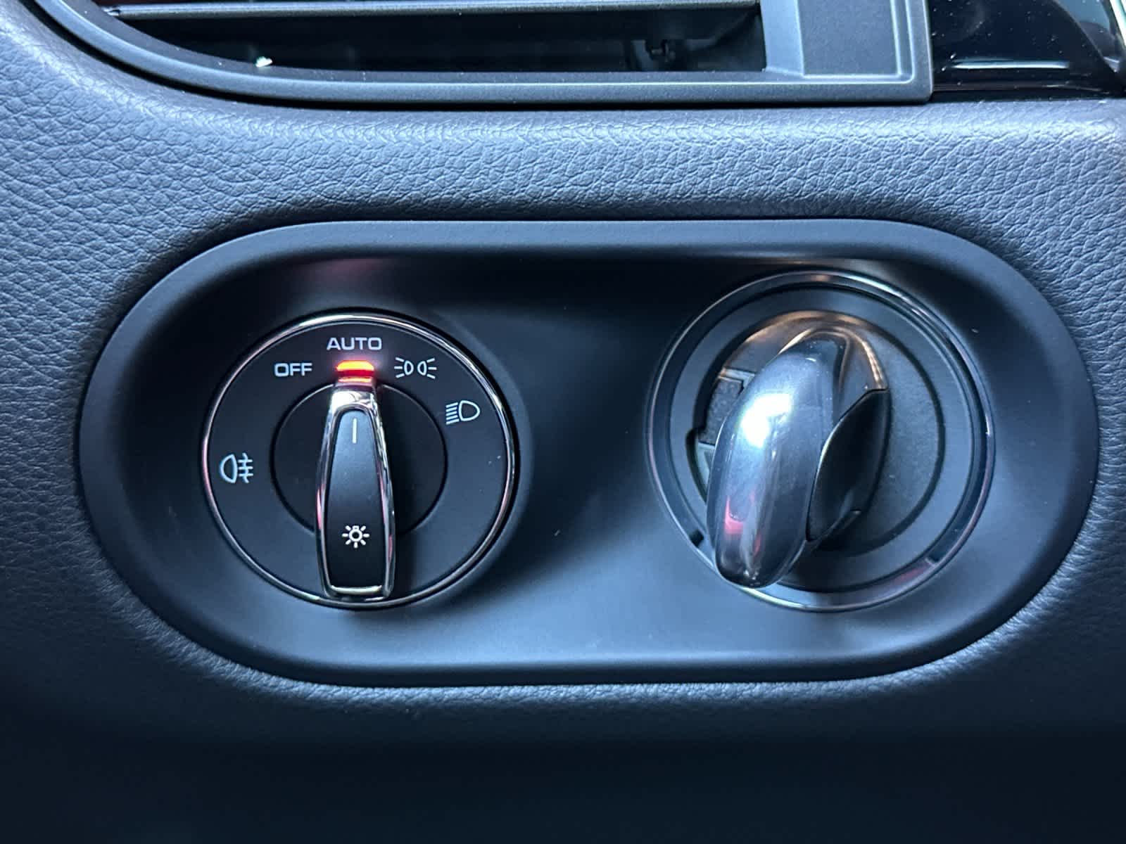 Thumbnail: 2026 Porsche Macan - 30