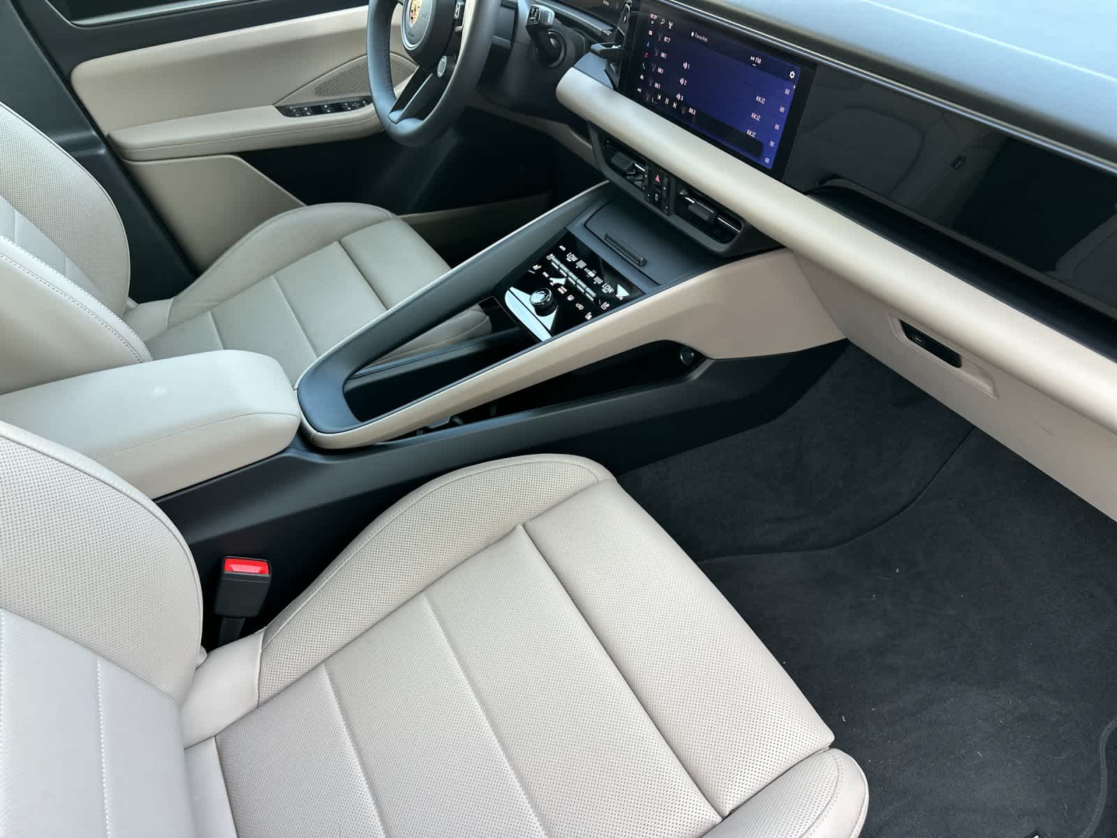 Thumbnail: 2025 Porsche Macan - 17