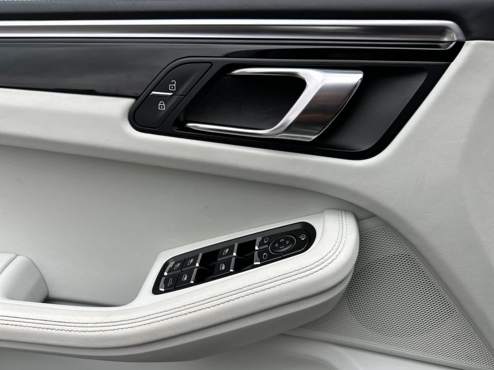 Thumbnail: 2023 Porsche Macan - 12