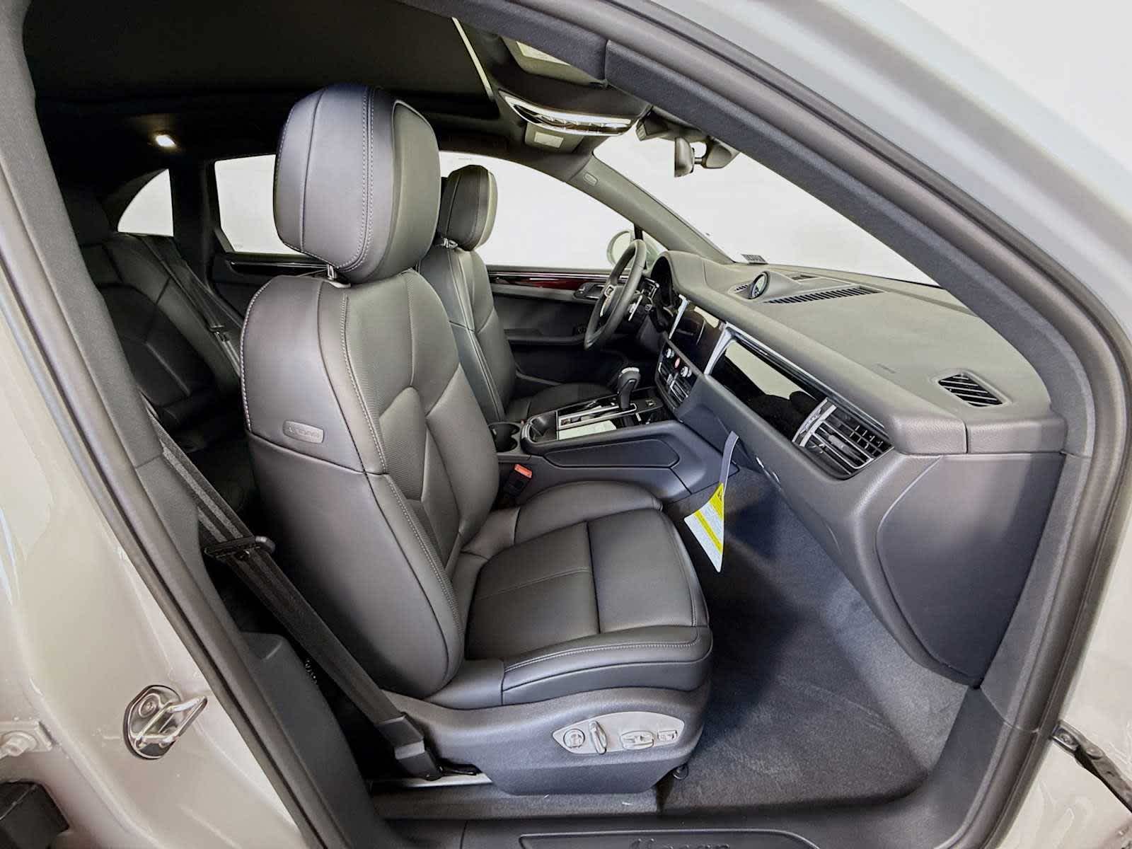 Thumbnail: 2026 Porsche Macan - 21