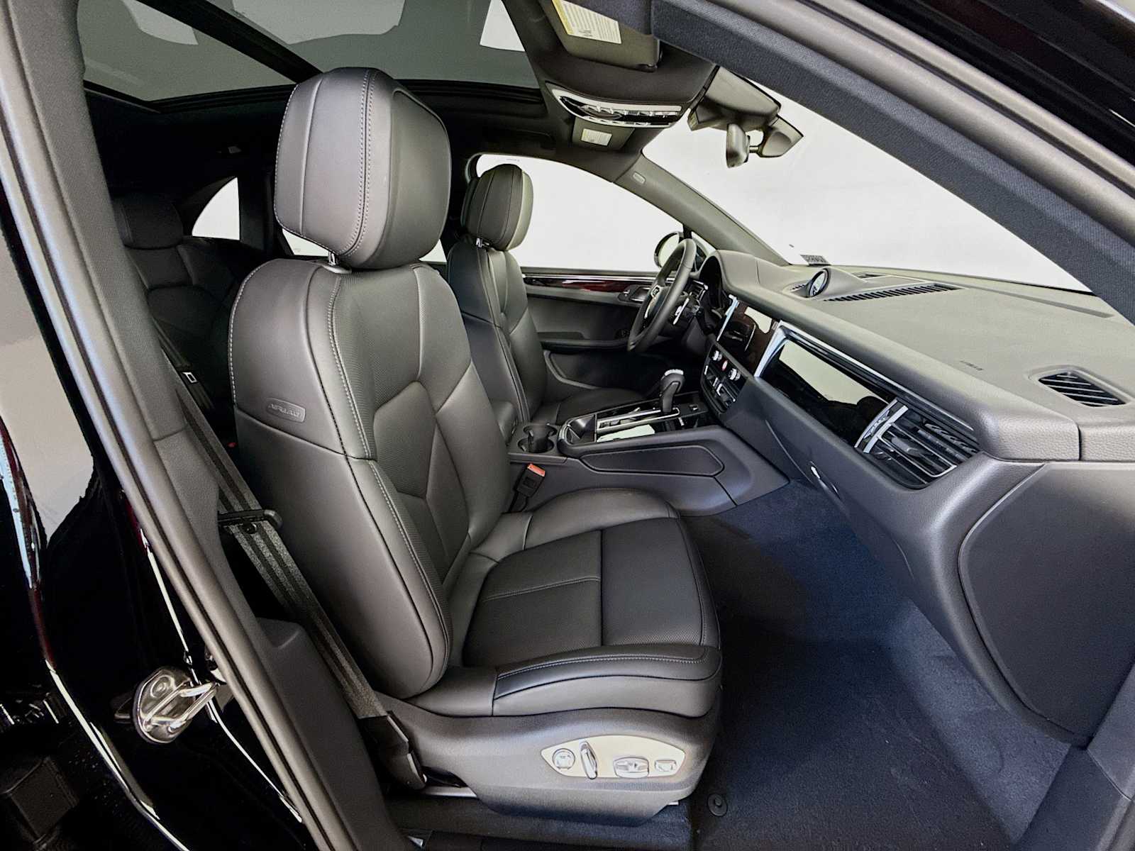 Thumbnail: 2026 Porsche Macan - 21