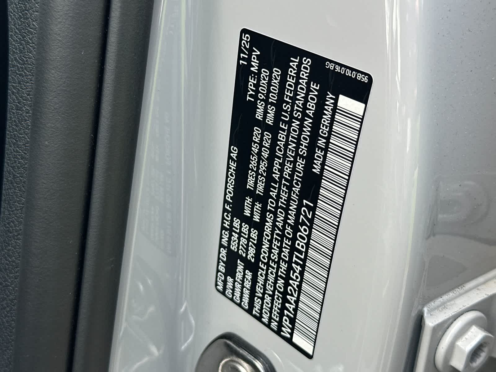 Thumbnail: 2026 Porsche Macan - 32