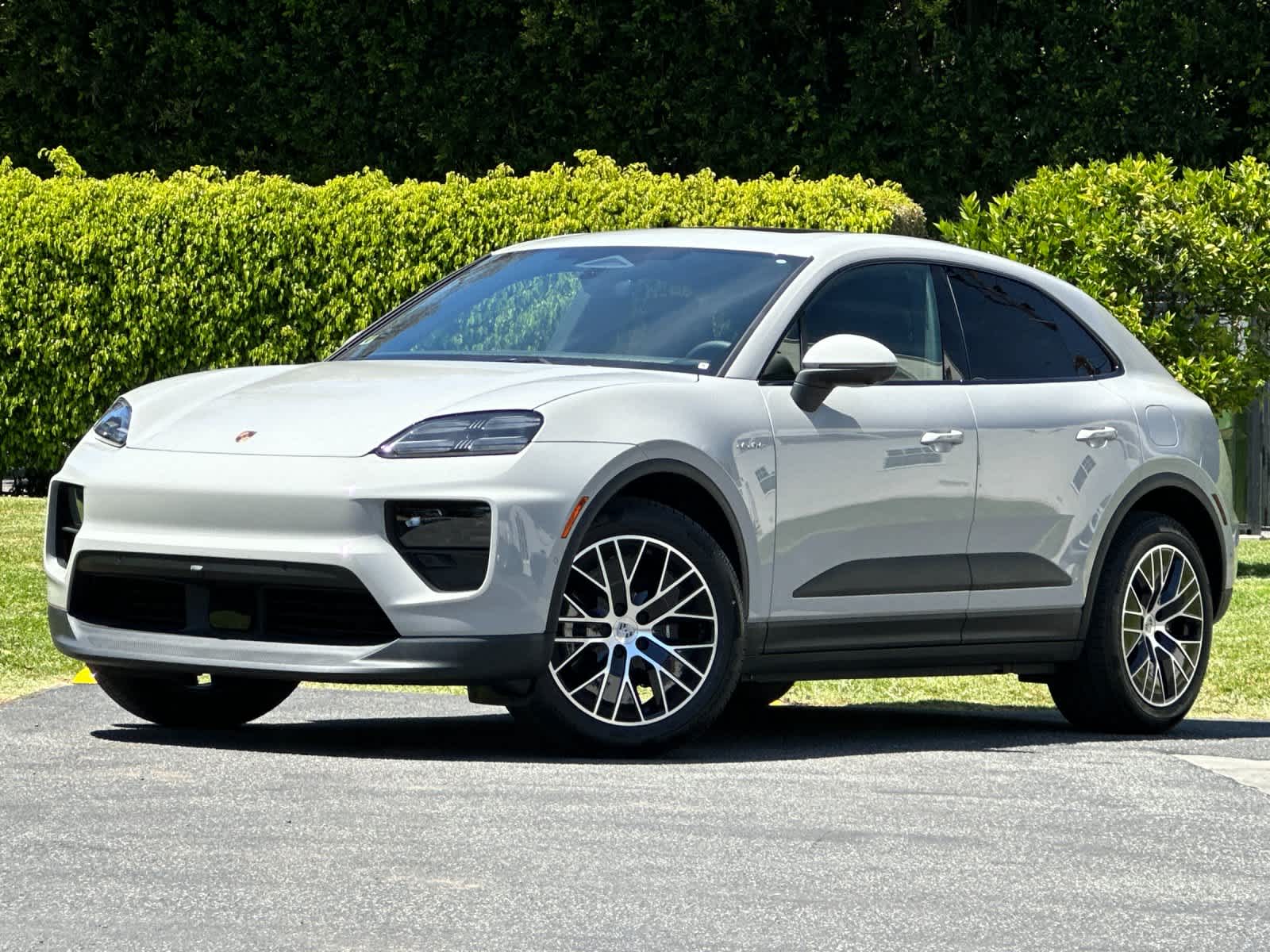 Thumbnail: 2026 Porsche Macan - 1