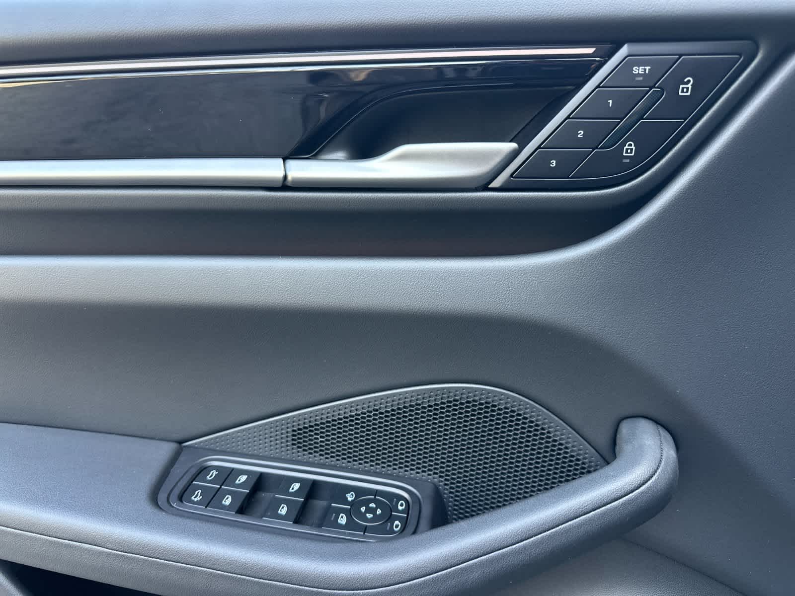 Thumbnail: 2025 Porsche Macan - 12