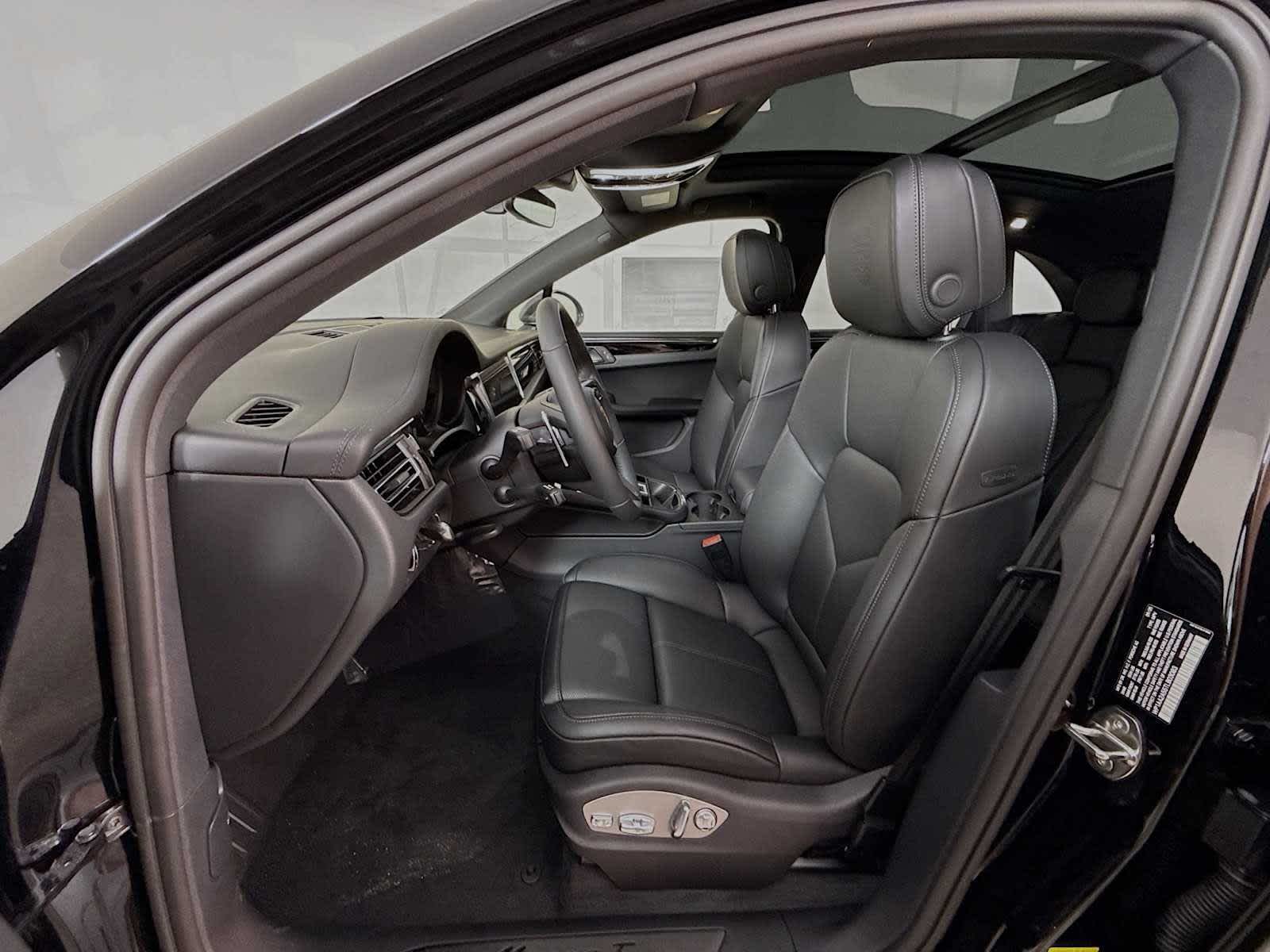 Thumbnail: 2026 Porsche Macan - 5