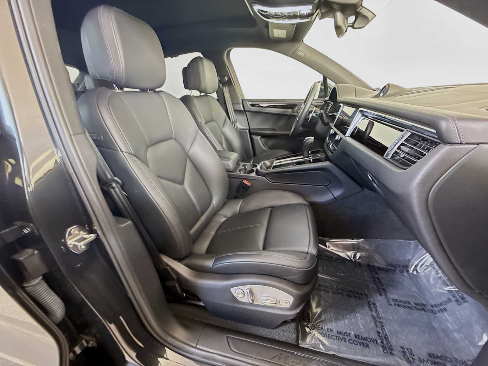 Thumbnail: 2022 Porsche Macan - 22