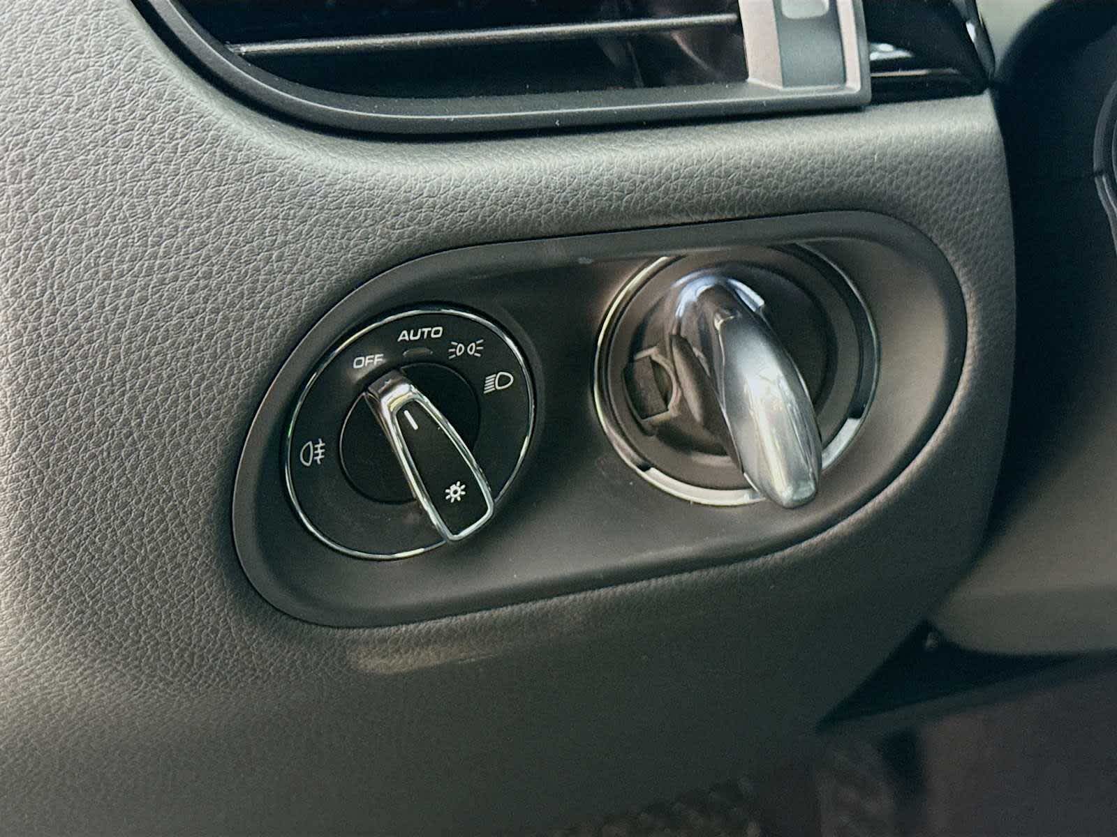 Thumbnail: 2026 Porsche Macan - 11