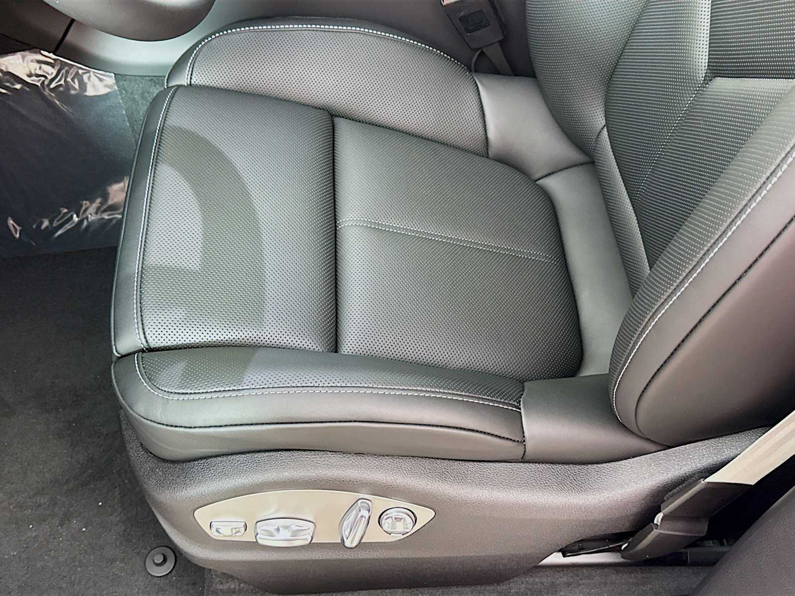 Thumbnail: 2026 Porsche Macan - 15