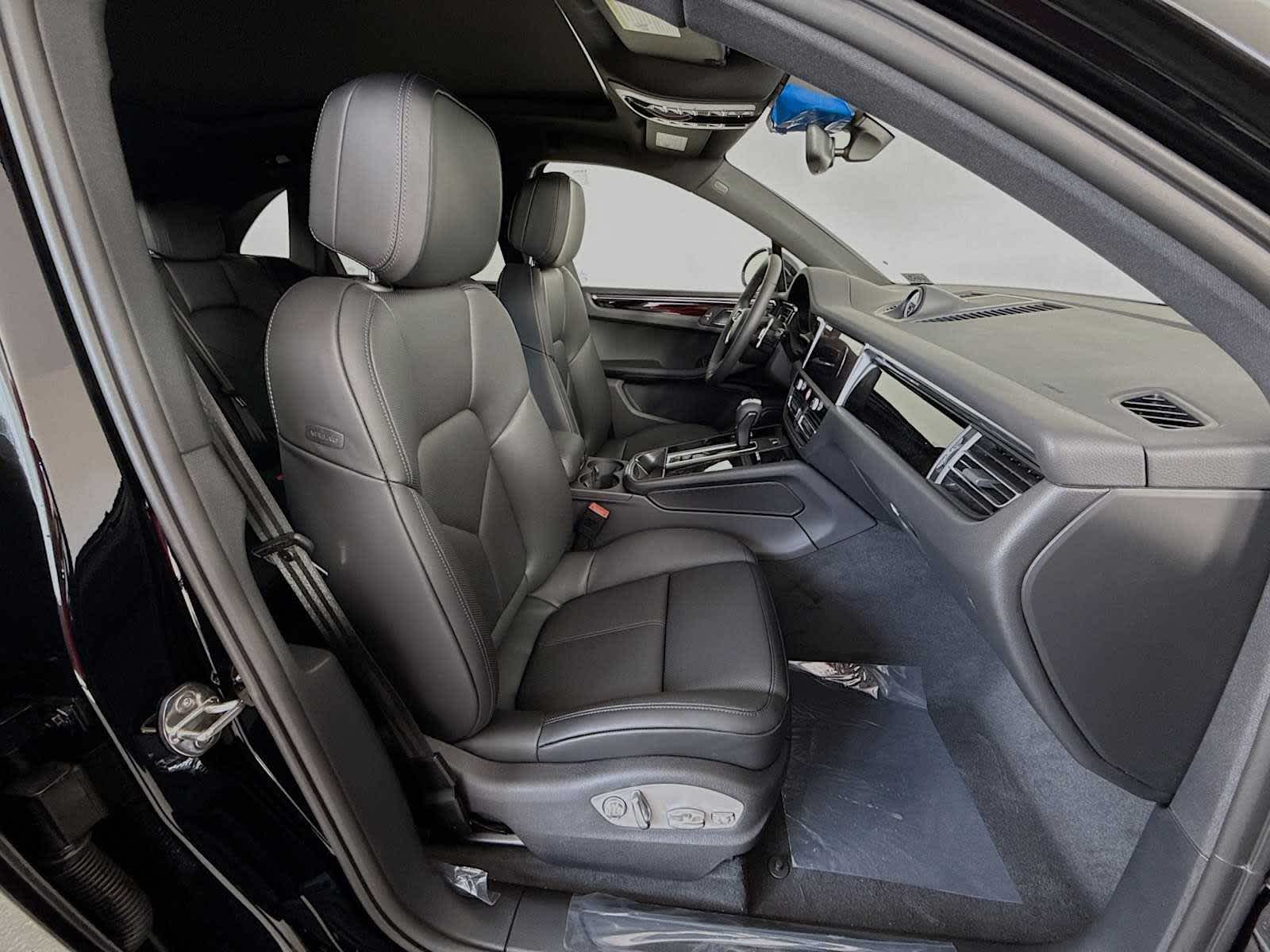 Thumbnail: 2026 Porsche Macan - 21