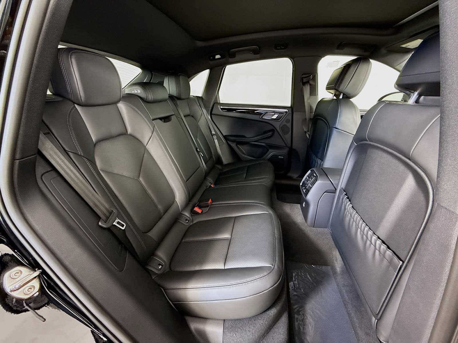 Thumbnail: 2026 Porsche Macan - 20