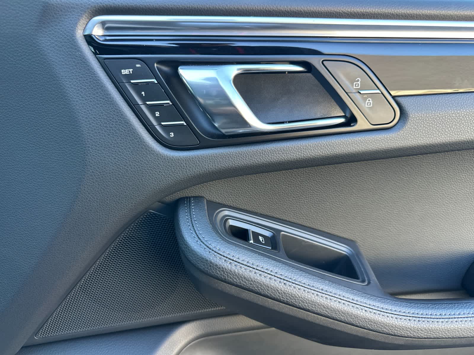 Thumbnail: 2025 Porsche Macan - 19