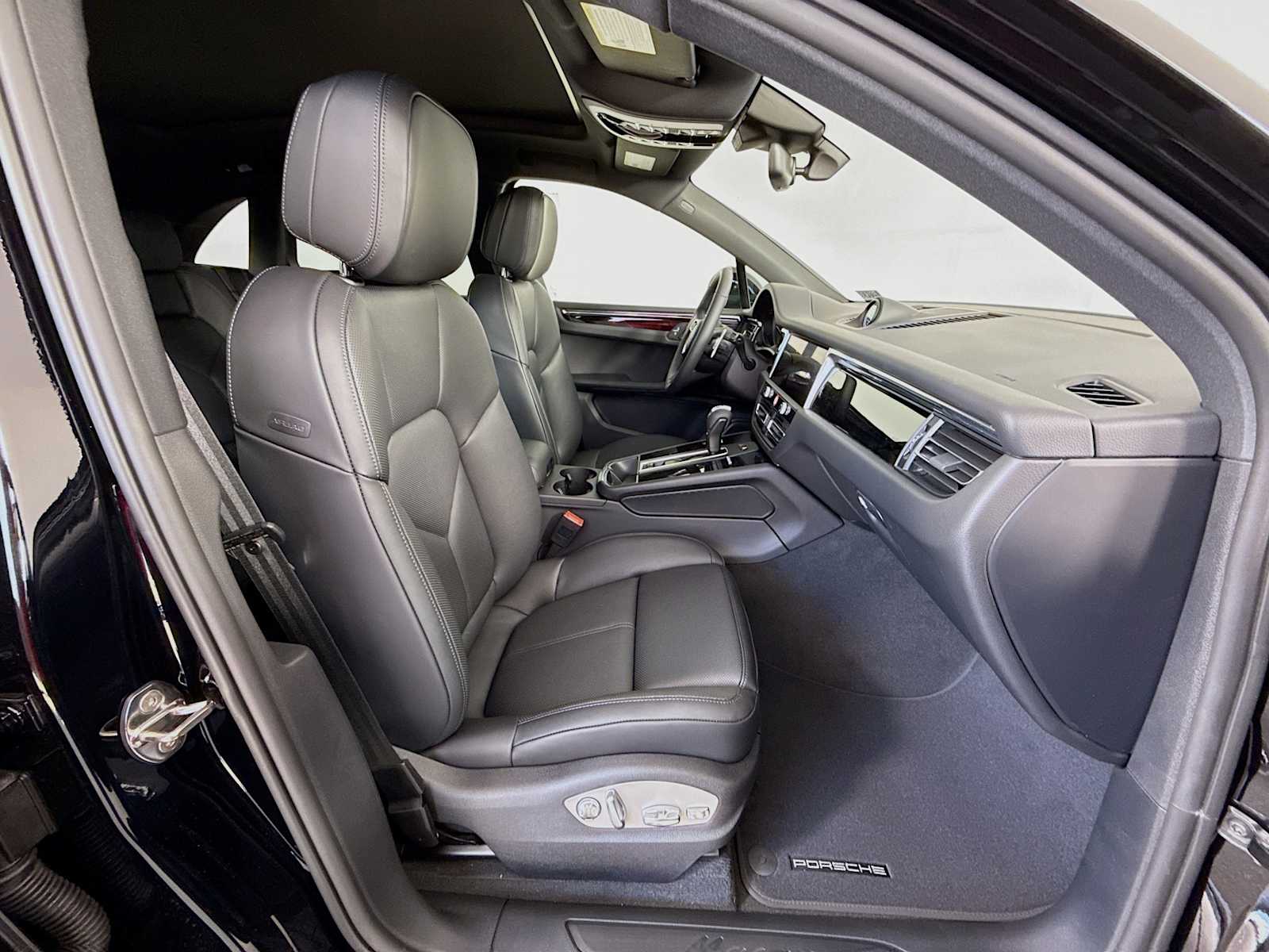 Thumbnail: 2025 Porsche Macan - 21